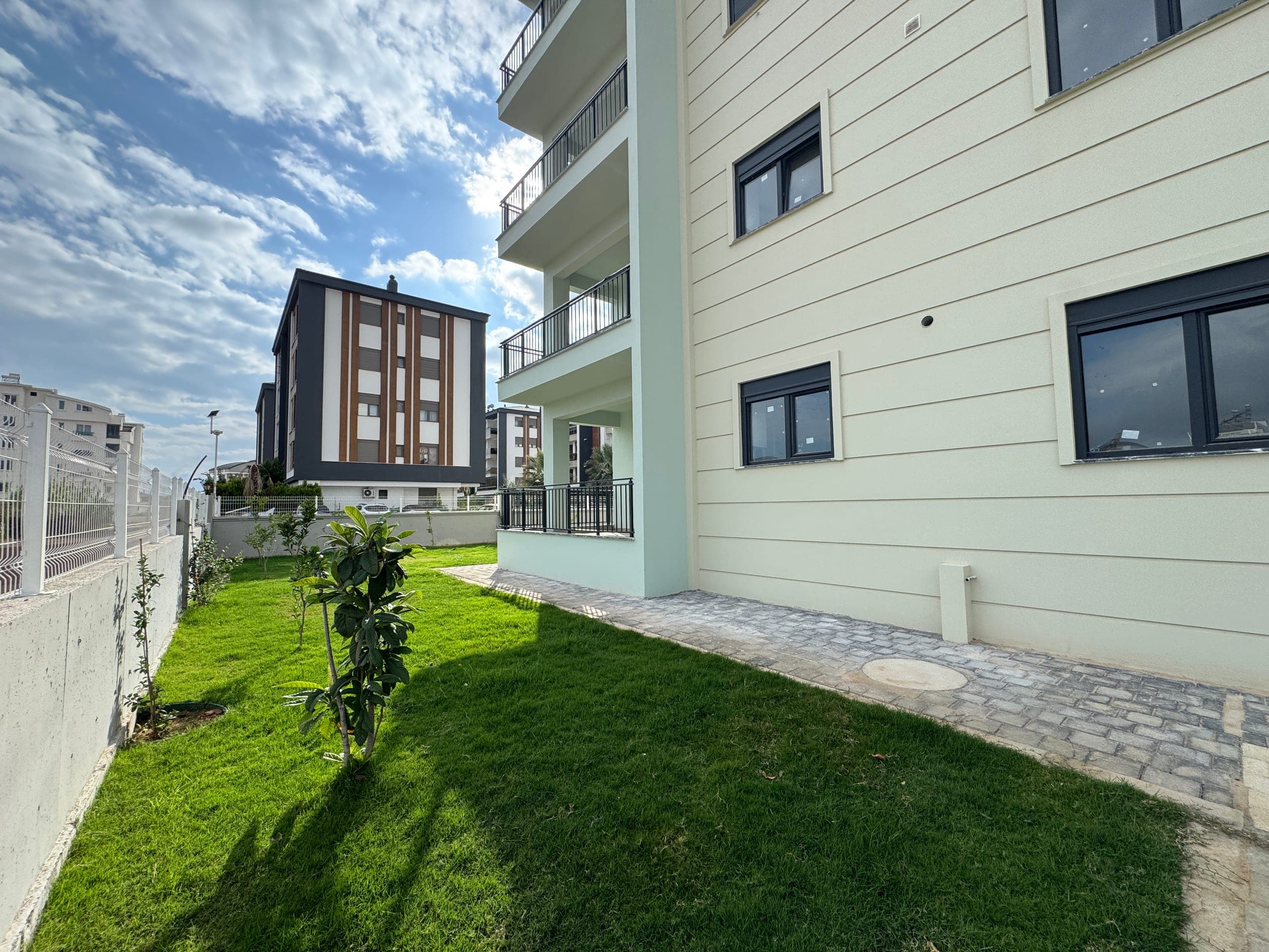 DÖŞEMEALTI BAHÇEYAKA MH 3+1 SATILIK KATTA TEK DAİRE ÜZERİ