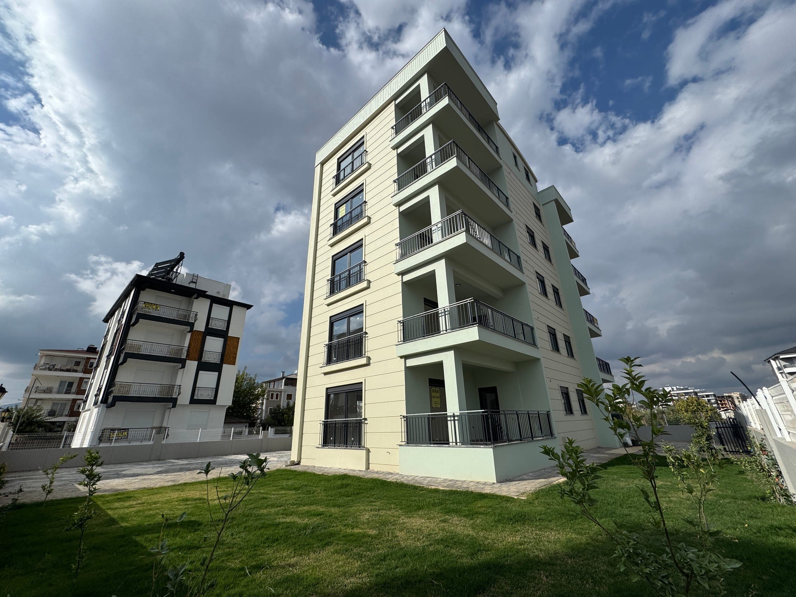 DÖŞEMEALTI BAHÇEYAKA MH 3+1 SATILIK KATTA TEK DAİRE ÜZERİ