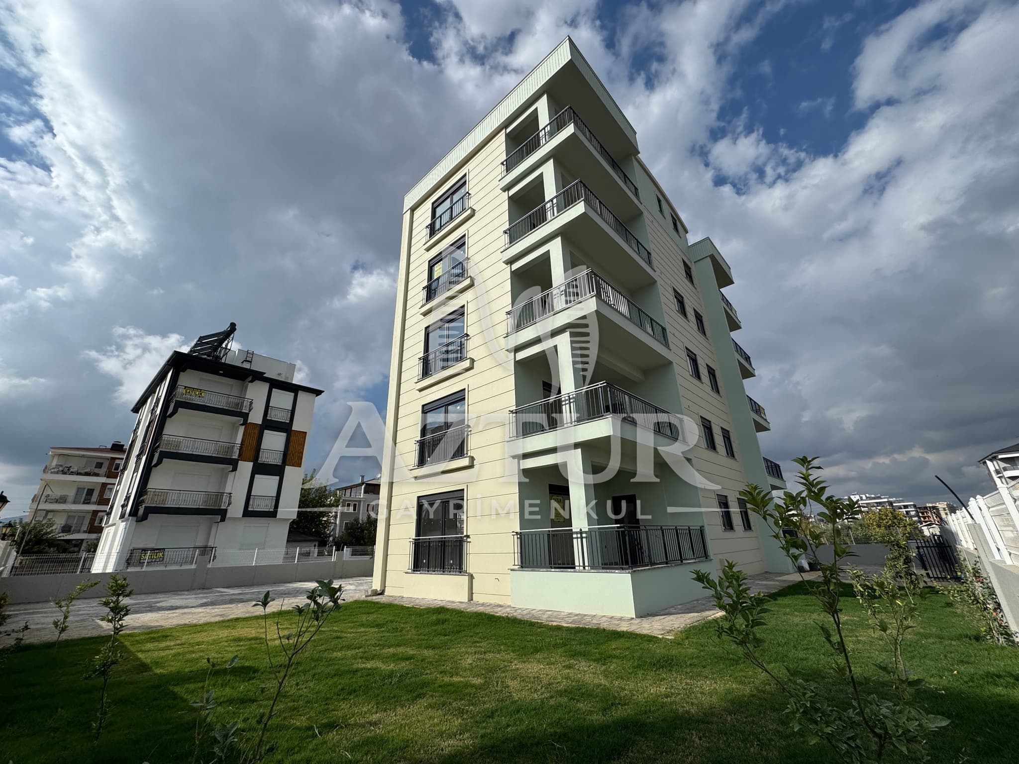DÖŞEMEALTI BAHÇEYAKA MH 3+1 SATILIK KATTA TEK DAİRE ÜZERİ