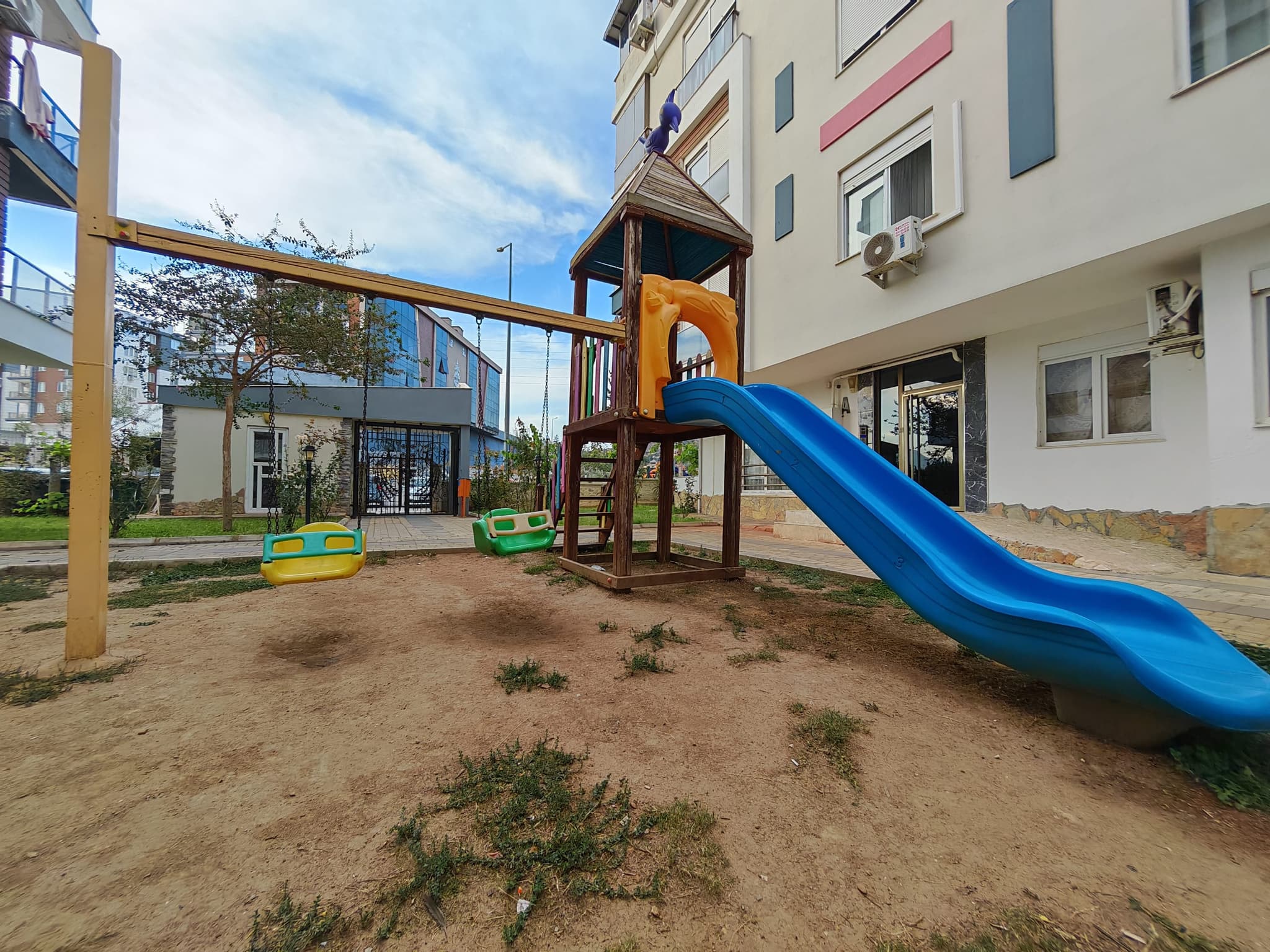 GÖÇERLERDE HAVUZLU SİTEDE 1+1 YÜKSEK GİRİŞ
