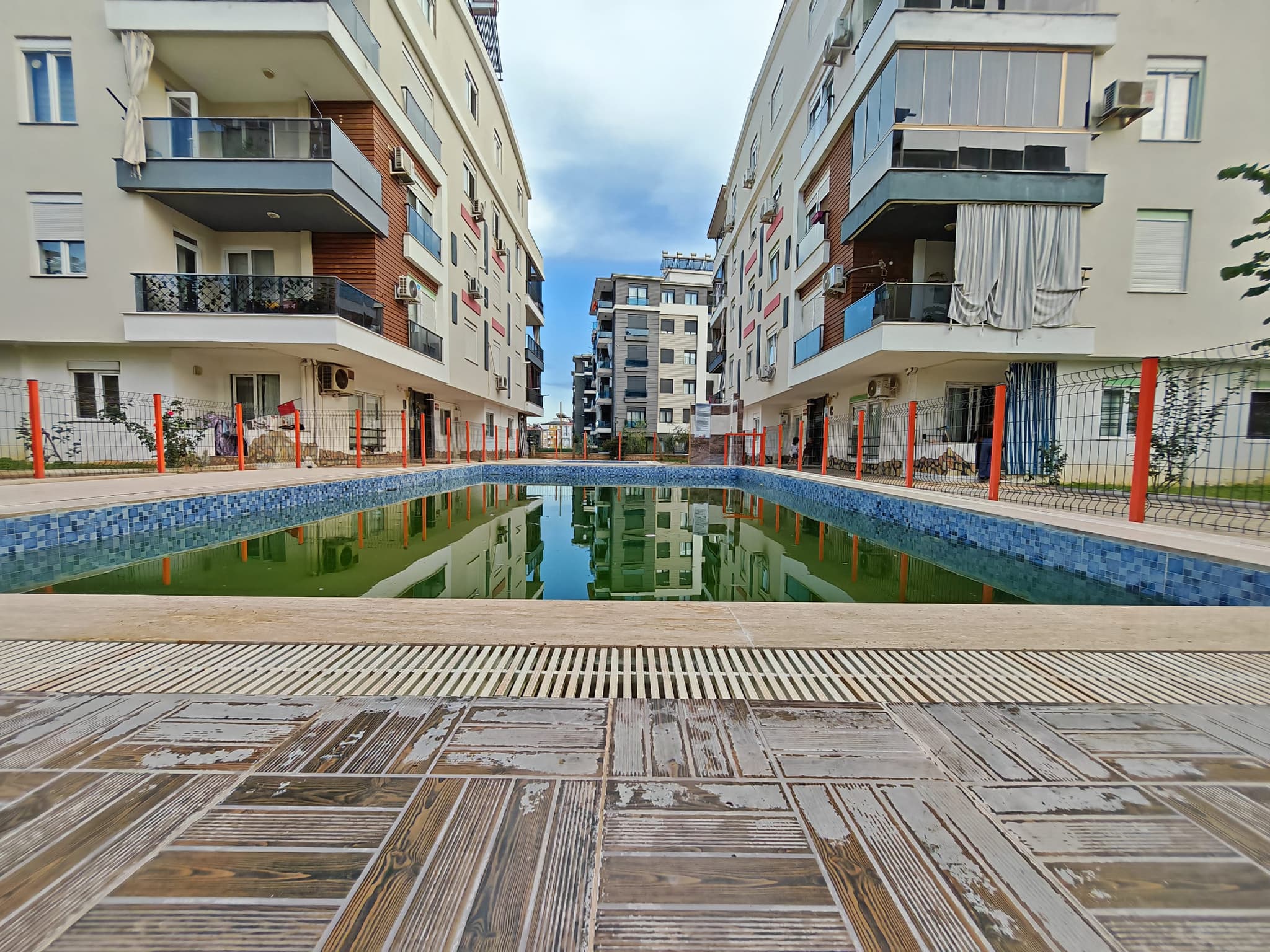 GÖÇERLERDE HAVUZLU SİTEDE 1+1 YÜKSEK GİRİŞ