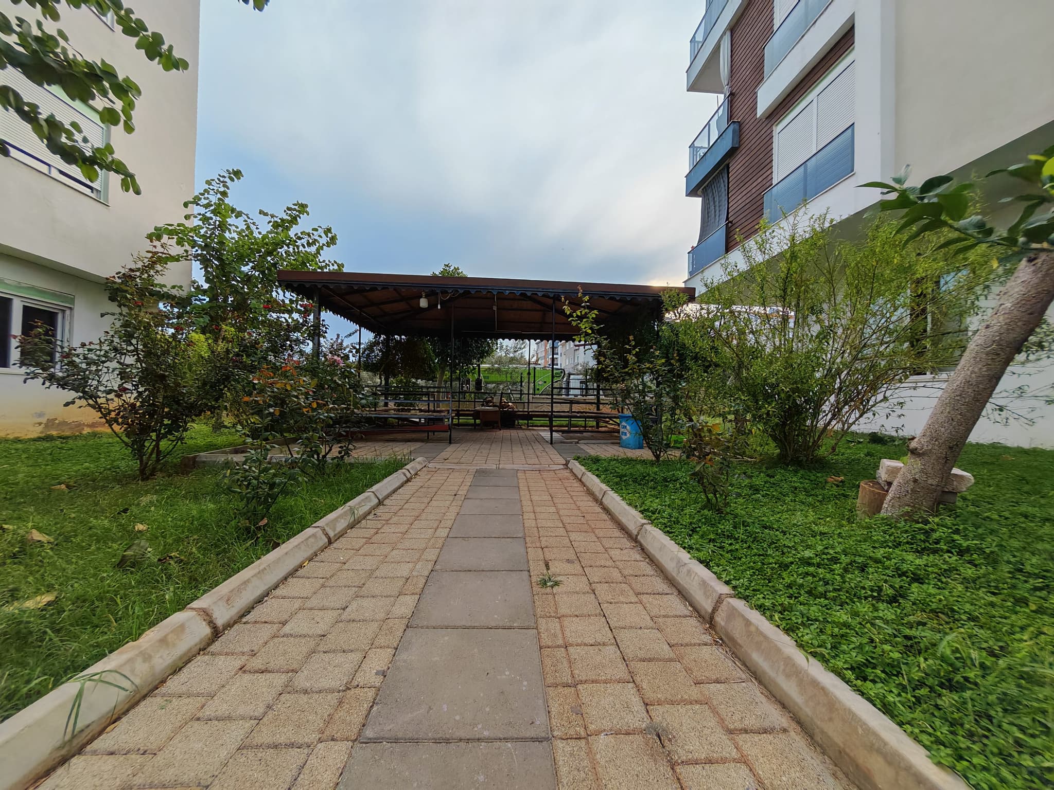 GÖÇERLERDE HAVUZLU SİTEDE 1+1 YÜKSEK GİRİŞ