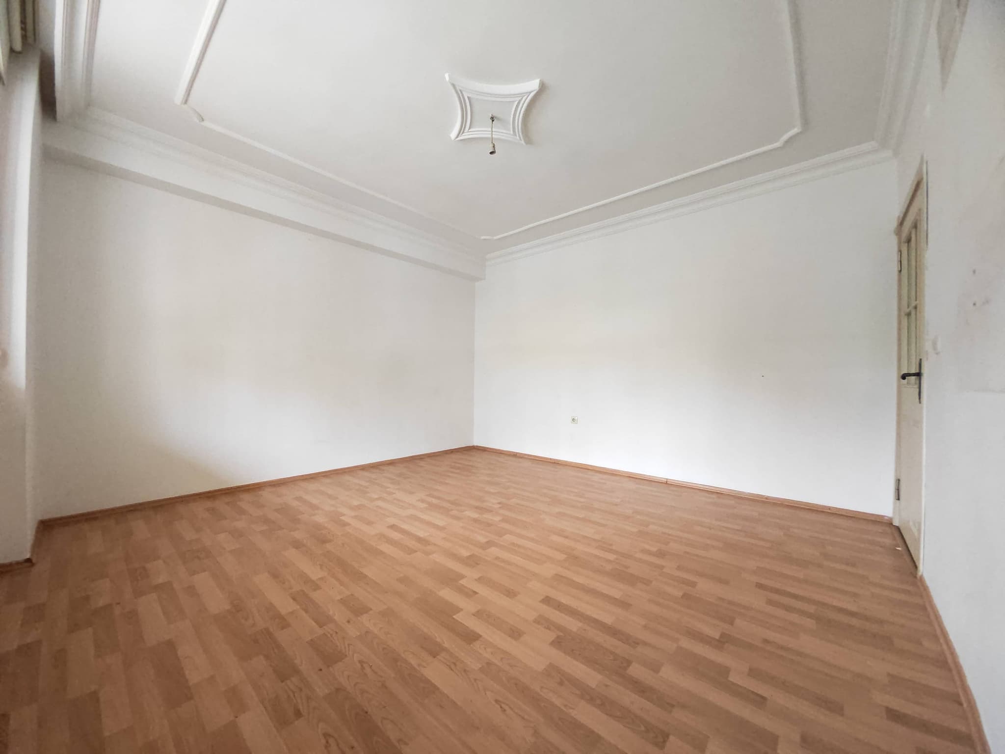 DUTLUBAHÇE'DE EMİN EVİME UYGUN 1+1 AYRI MUTFAK PARK KARŞISI