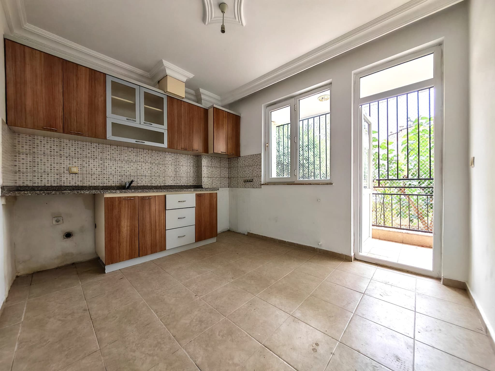 DUTLUBAHÇE'DE EMİN EVİME UYGUN 1+1 AYRI MUTFAK PARK KARŞISI