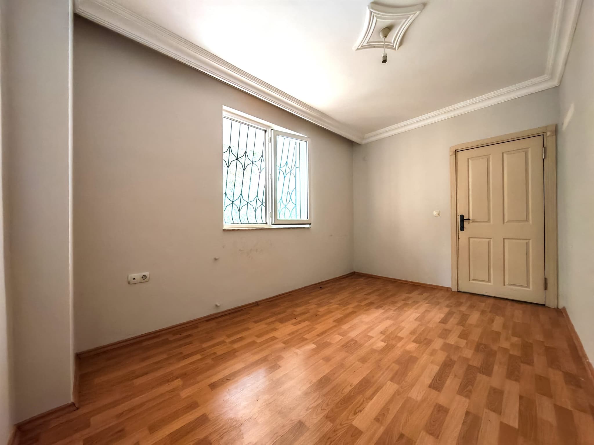 DUTLUBAHÇE'DE EMİN EVİME UYGUN 1+1 AYRI MUTFAK PARK KARŞISI