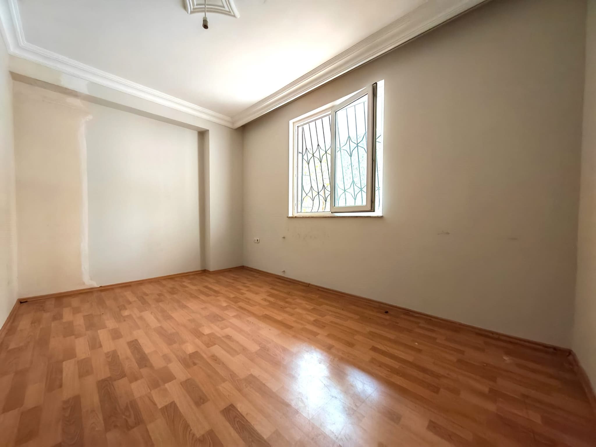 DUTLUBAHÇE'DE EMİN EVİME UYGUN 1+1 AYRI MUTFAK PARK KARŞISI