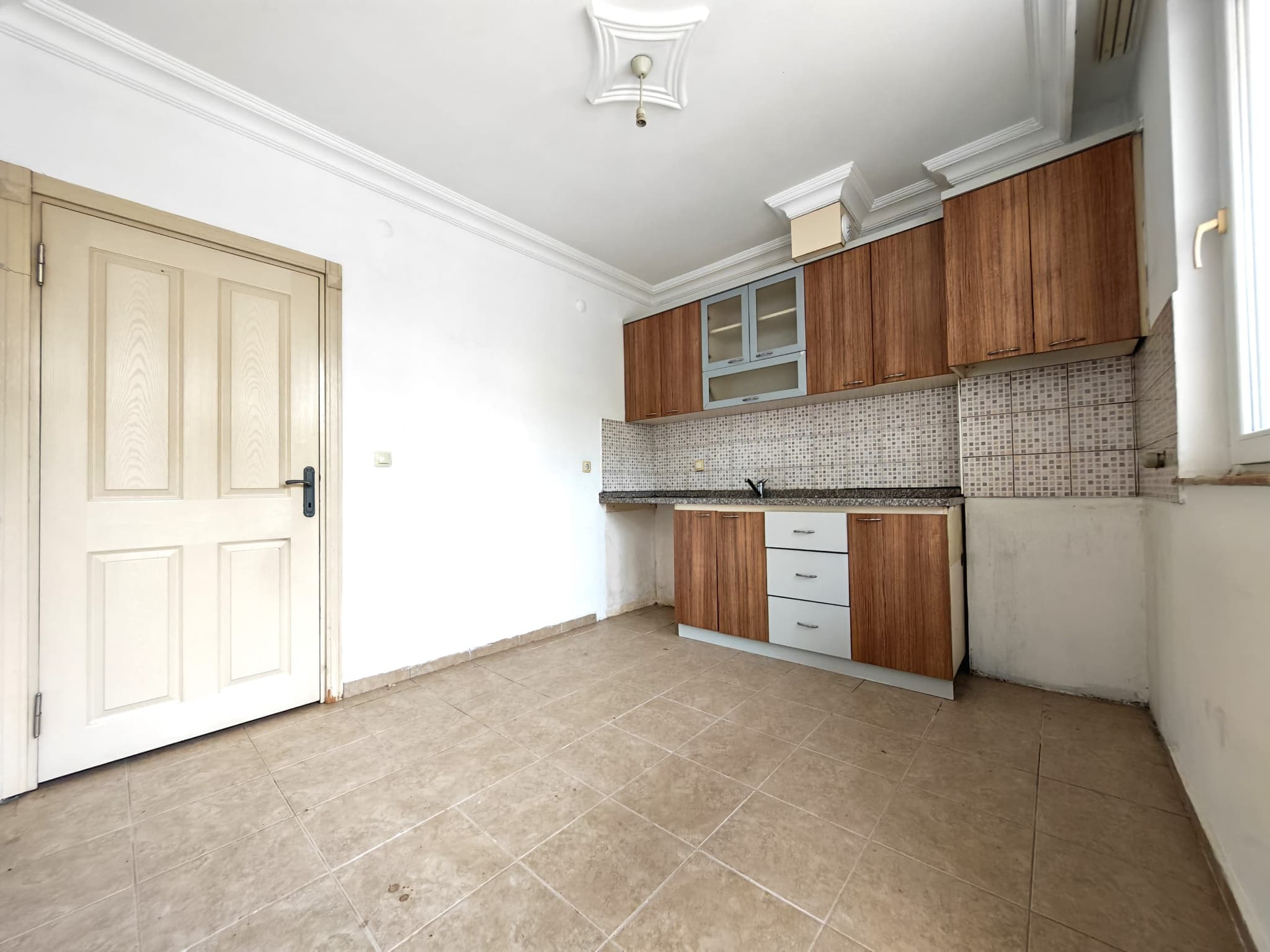 DUTLUBAHÇE'DE EMİN EVİME UYGUN 1+1 AYRI MUTFAK PARK KARŞISI