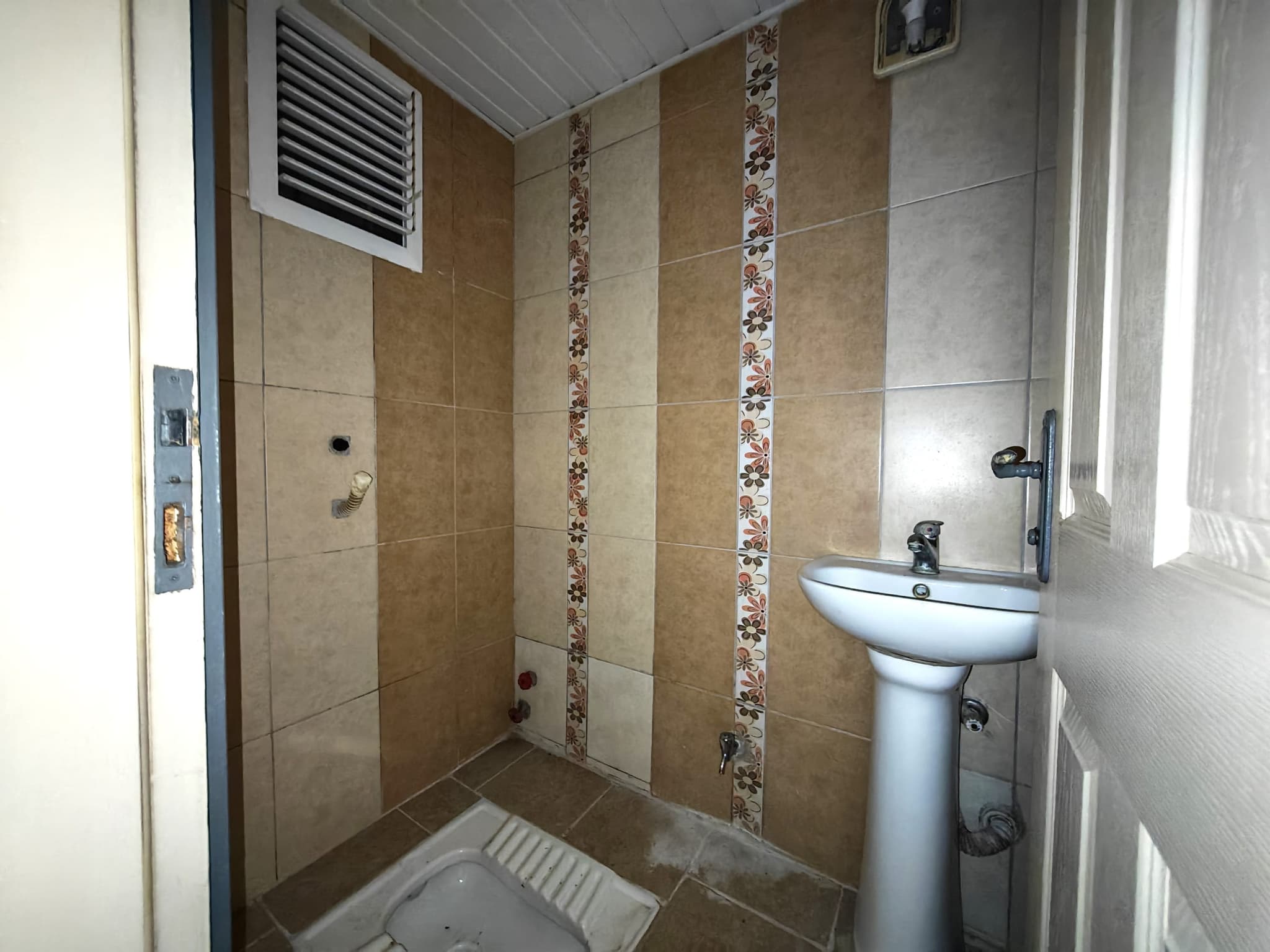 DUTLUBAHÇE'DE EMİN EVİME UYGUN 1+1 AYRI MUTFAK PARK KARŞISI