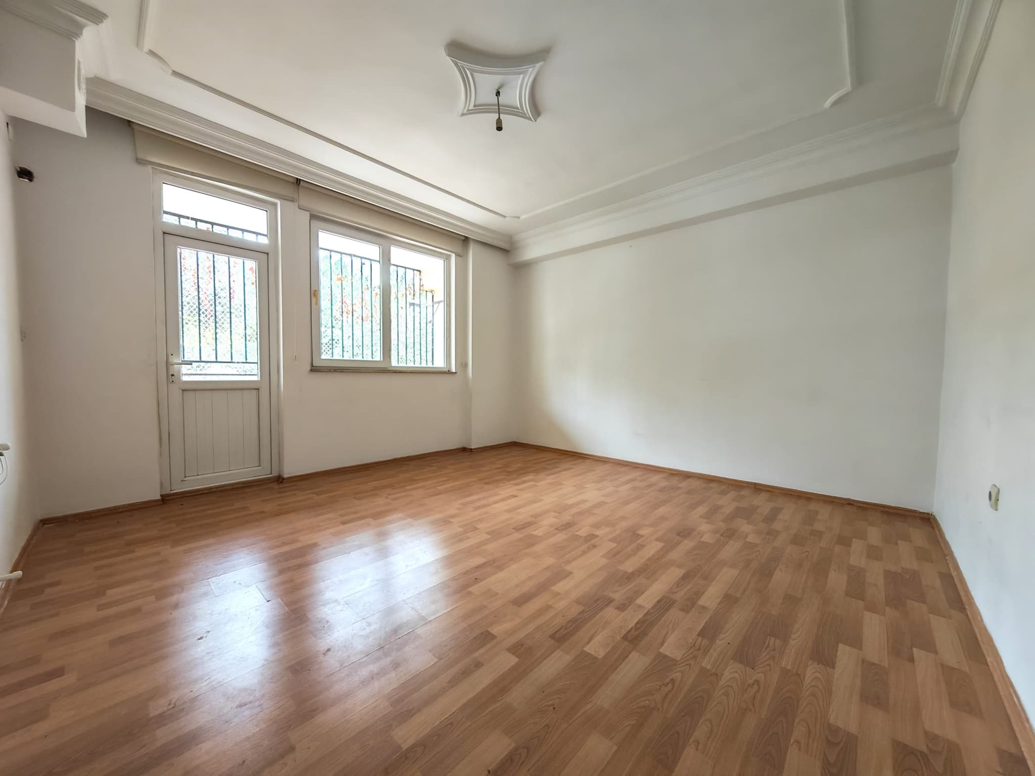 DUTLUBAHÇE'DE EMİN EVİME UYGUN 1+1 AYRI MUTFAK PARK KARŞISI