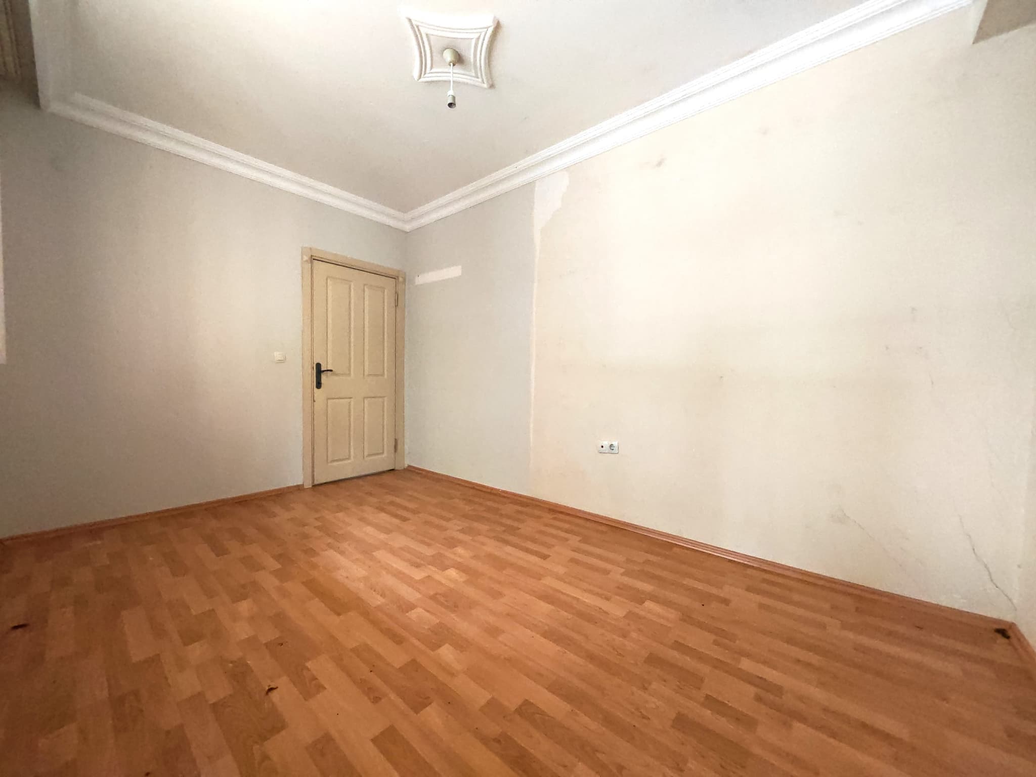 DUTLUBAHÇE'DE EMİN EVİME UYGUN 1+1 AYRI MUTFAK PARK KARŞISI