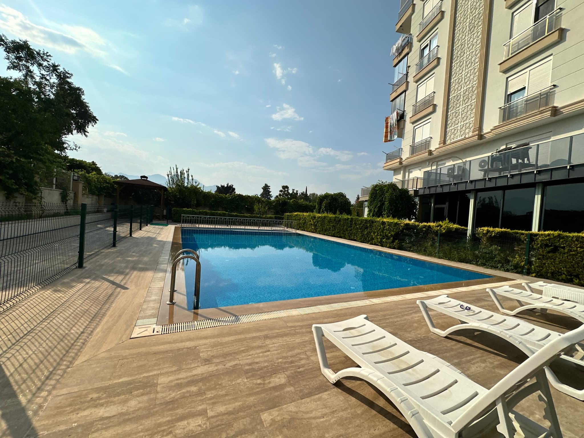 DURALİLER'DE HAVUZLU SİTE İÇİNDE GENİŞ M2 3+1 SATILIK DAİRE