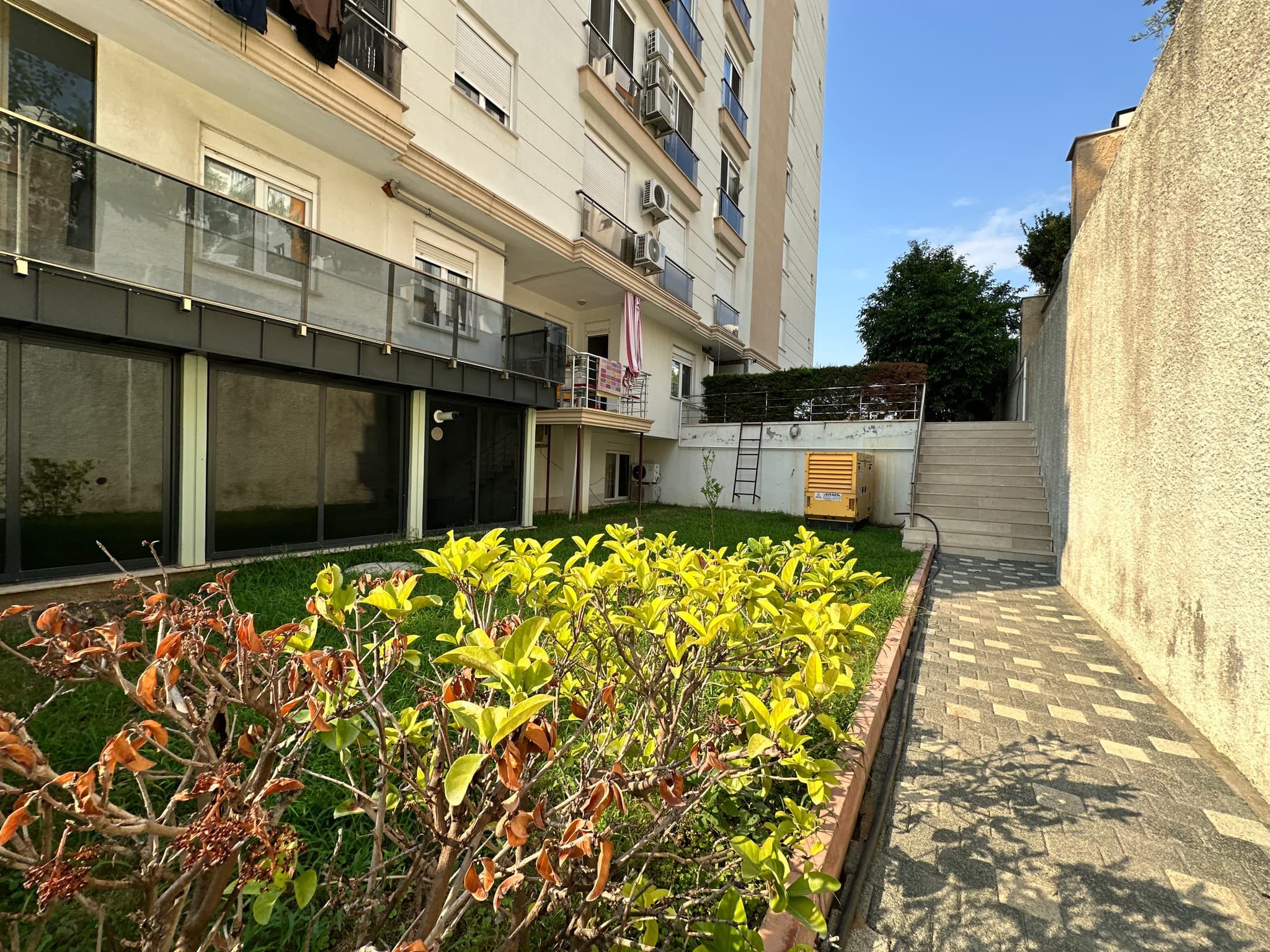 DURALİLER'DE HAVUZLU SİTE İÇİNDE GENİŞ M2 3+1 SATILIK DAİRE