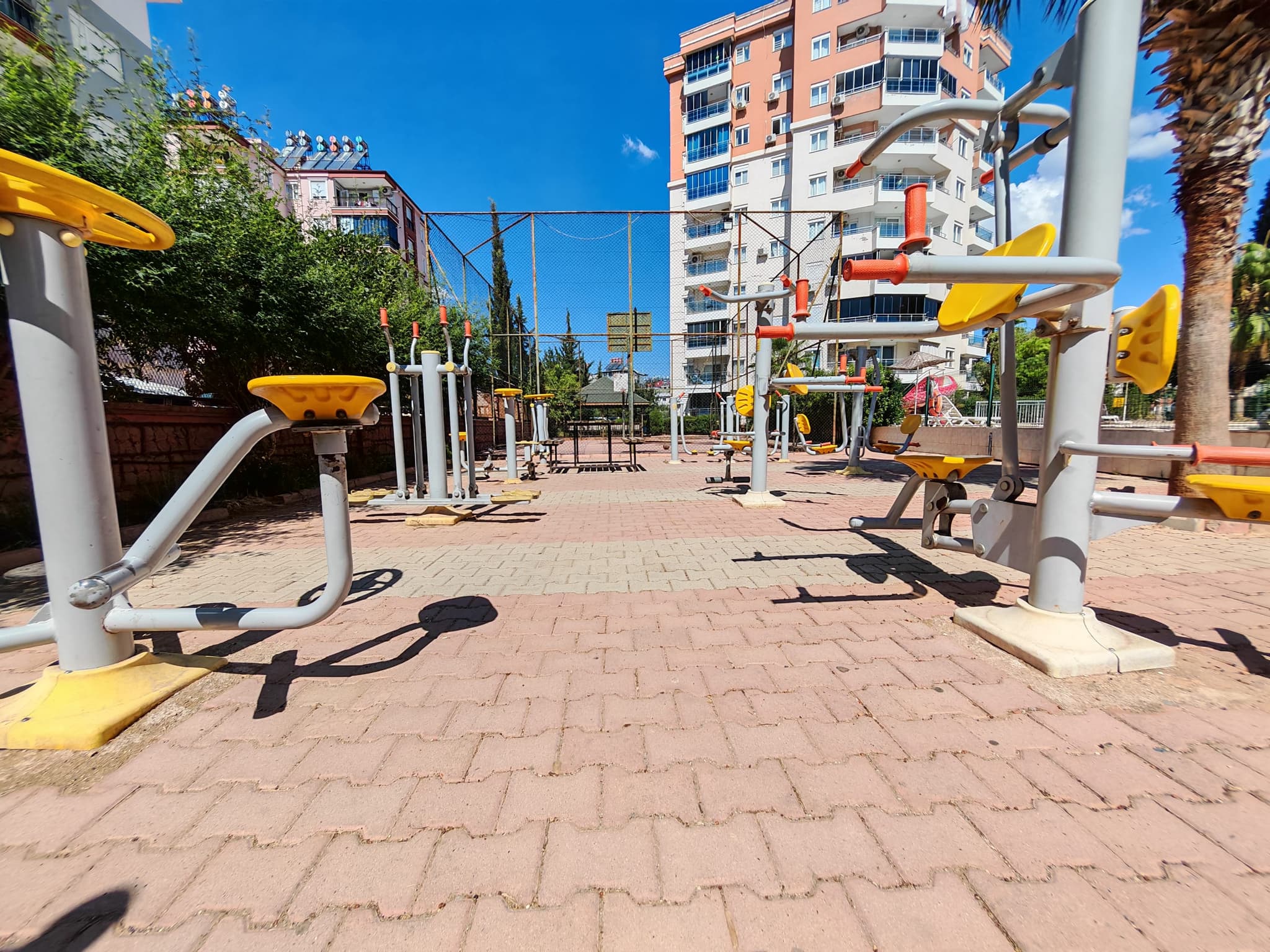 HÜSNÜ KARAKAŞ'TA HAVUZLU SİTE İÇİNDE AYRI MUTFAK 2+1 YÜKSEK GİRİŞ
