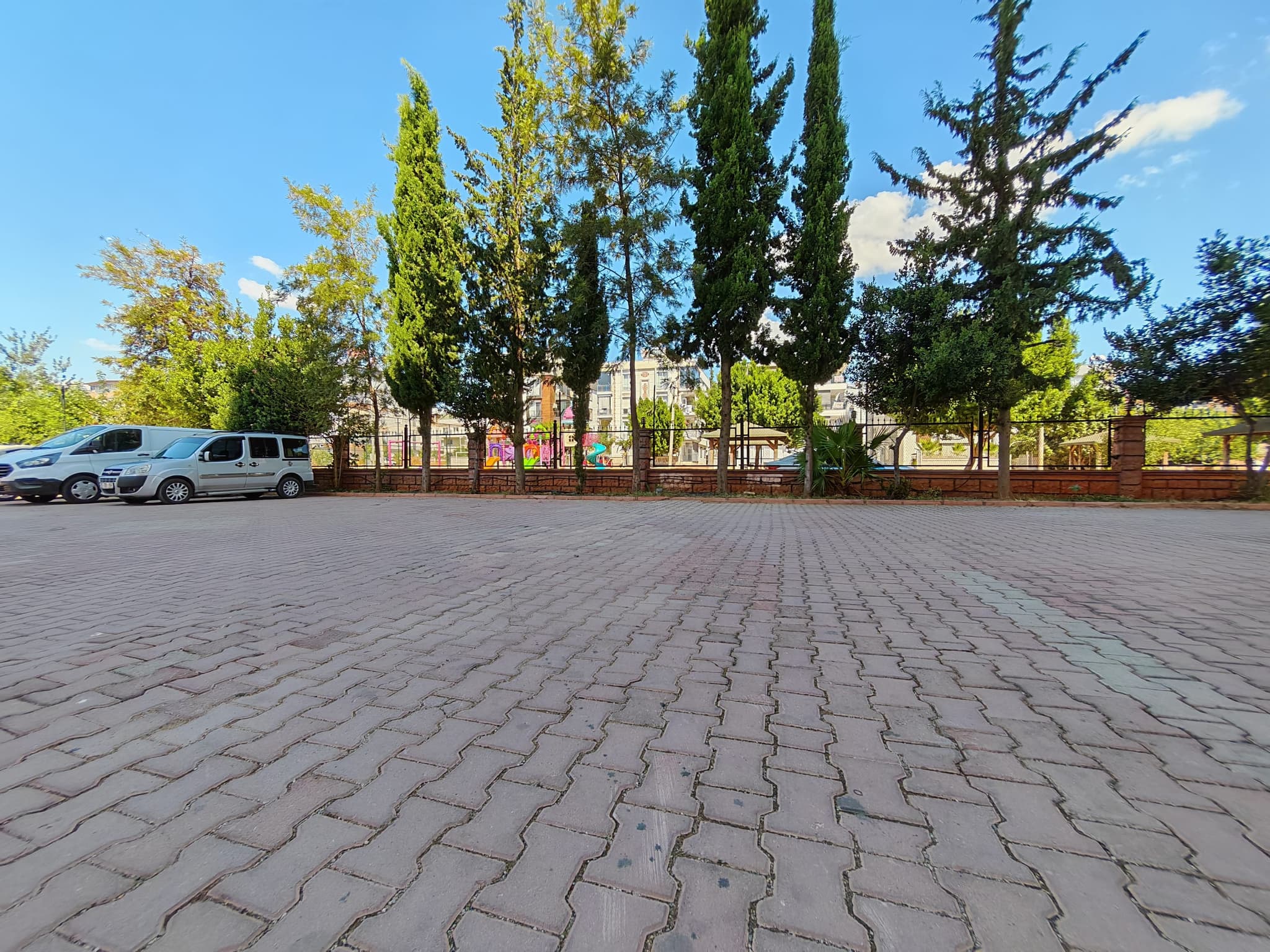 HÜSNÜ KARAKAŞ'TA HAVUZLU SİTE İÇİNDE AYRI MUTFAK 2+1 YÜKSEK GİRİŞ