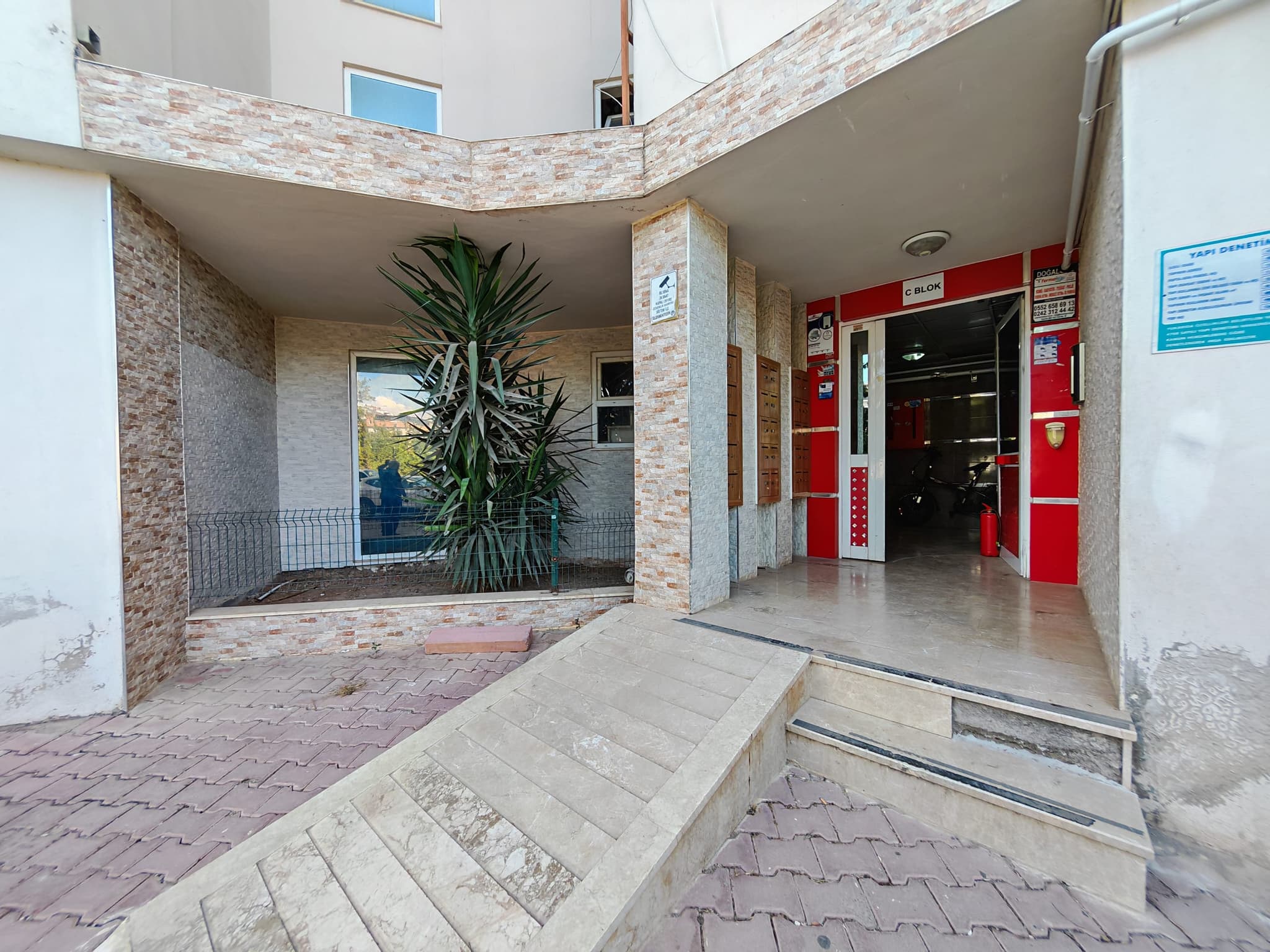 HÜSNÜ KARAKAŞ'TA HAVUZLU SİTE İÇİNDE AYRI MUTFAK 2+1 YÜKSEK GİRİŞ