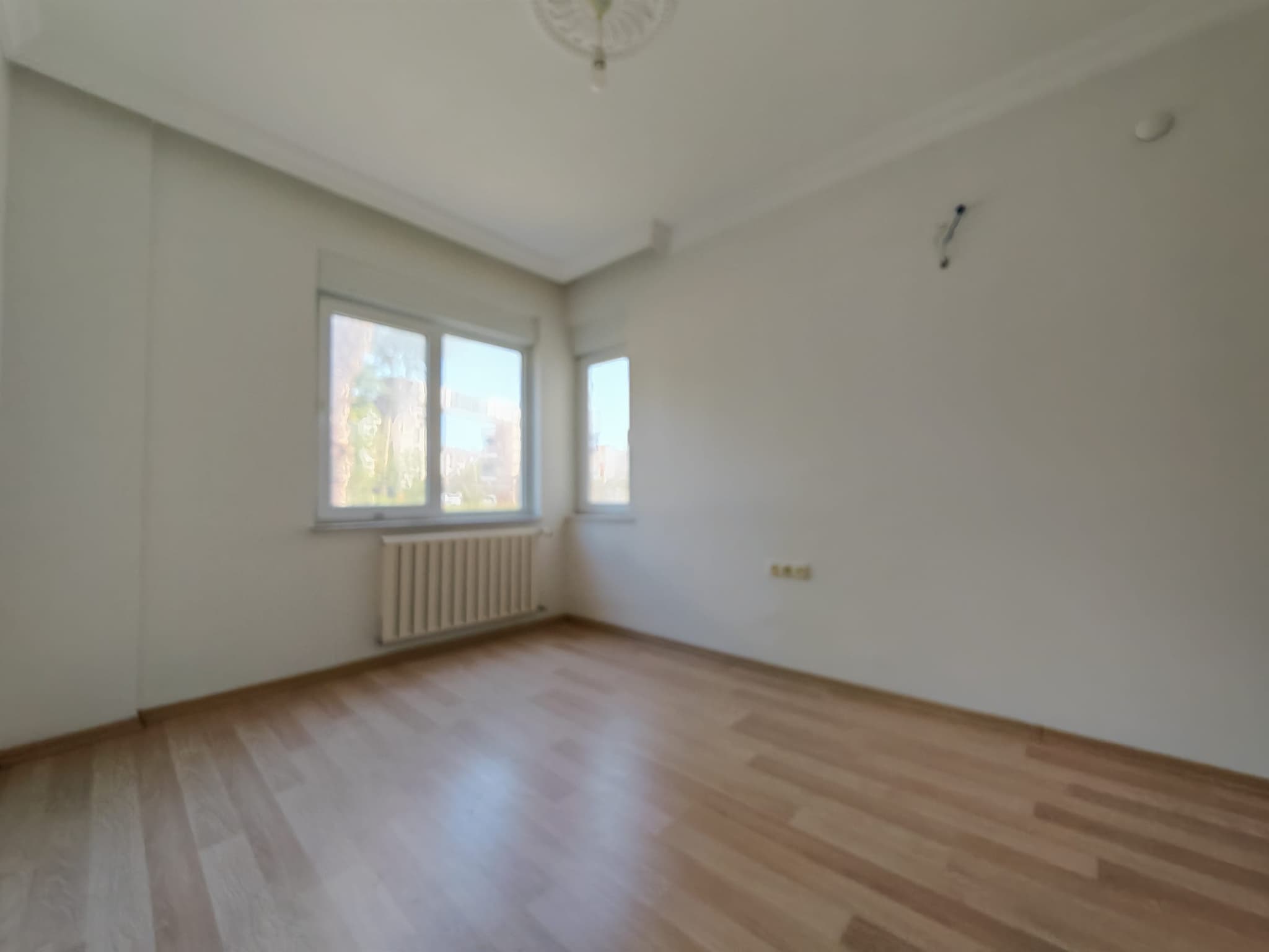 HÜSNÜ KARAKAŞ'TA HAVUZLU SİTE İÇİNDE AYRI MUTFAK 2+1 YÜKSEK GİRİŞ