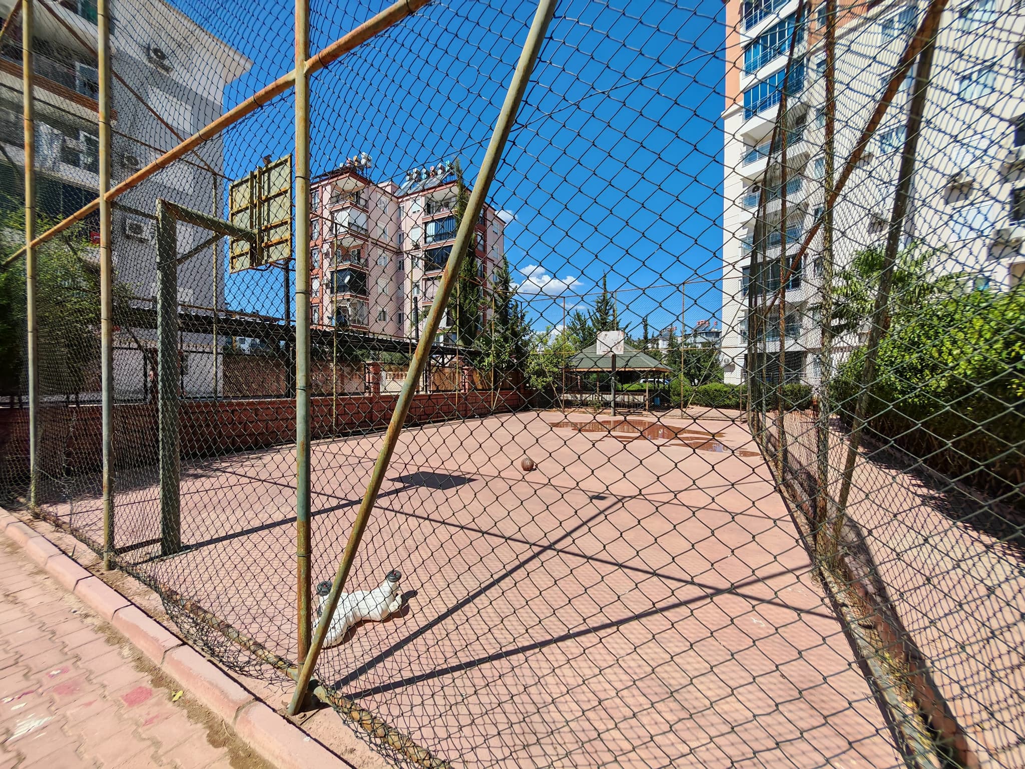 HÜSNÜ KARAKAŞ'TA HAVUZLU SİTE İÇİNDE AYRI MUTFAK 2+1 YÜKSEK GİRİŞ