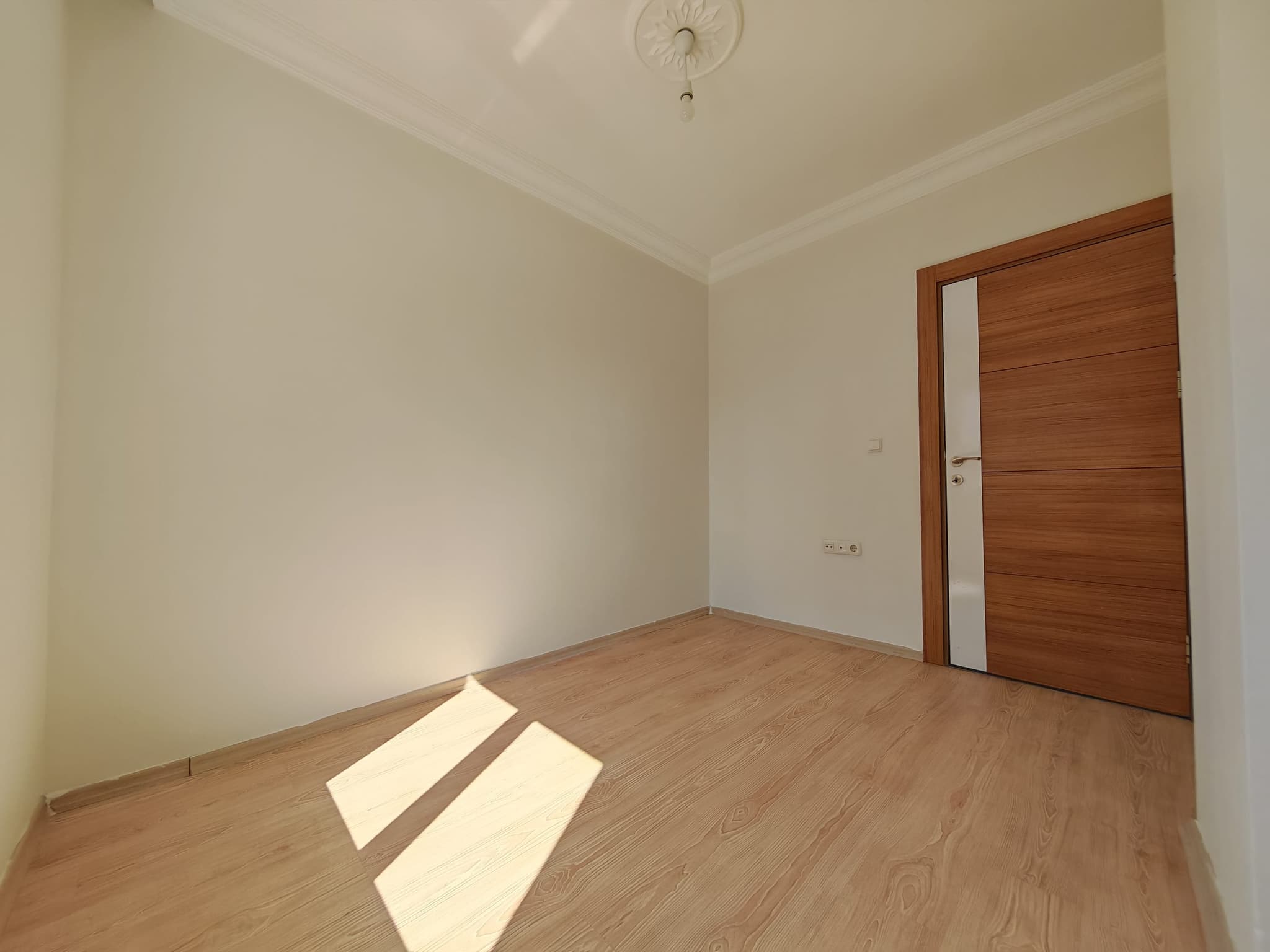 SÜTÇÜLER'DE TRAMVAYA YAKIN EMİN EVİME UYGUN KATTA AYRI MUTFAK 2+1