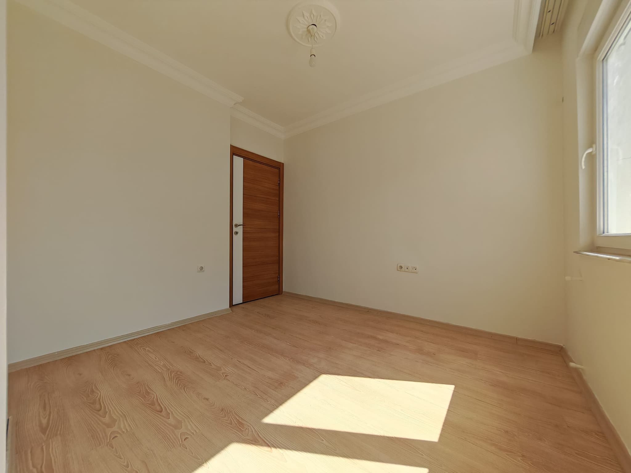 SÜTÇÜLER'DE TRAMVAYA YAKIN EMİN EVİME UYGUN KATTA AYRI MUTFAK 2+1