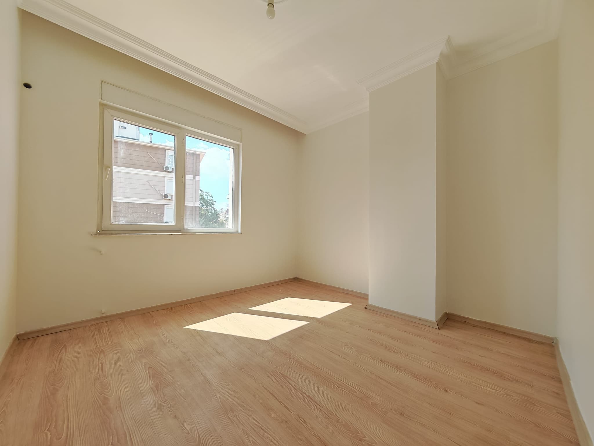 SÜTÇÜLER'DE TRAMVAYA YAKIN EMİN EVİME UYGUN KATTA AYRI MUTFAK 2+1