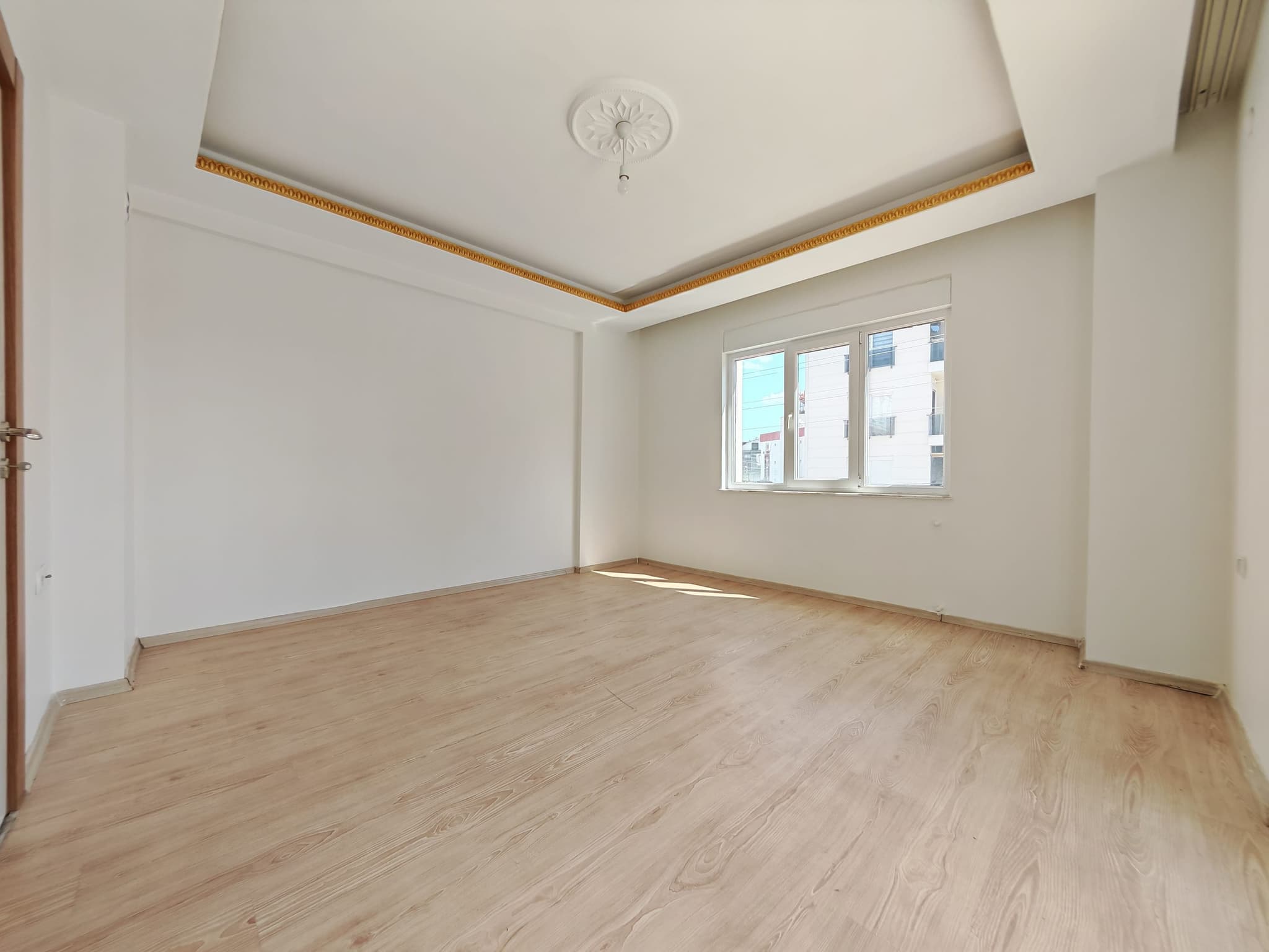 SÜTÇÜLER'DE TRAMVAYA YAKIN EMİN EVİME UYGUN KATTA AYRI MUTFAK 2+1