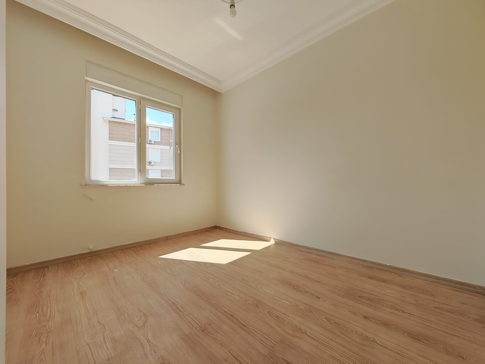 SÜTÇÜLER'DE TRAMVAYA YAKIN EMİN EVİME UYGUN KATTA AYRI MUTFAK 2+1