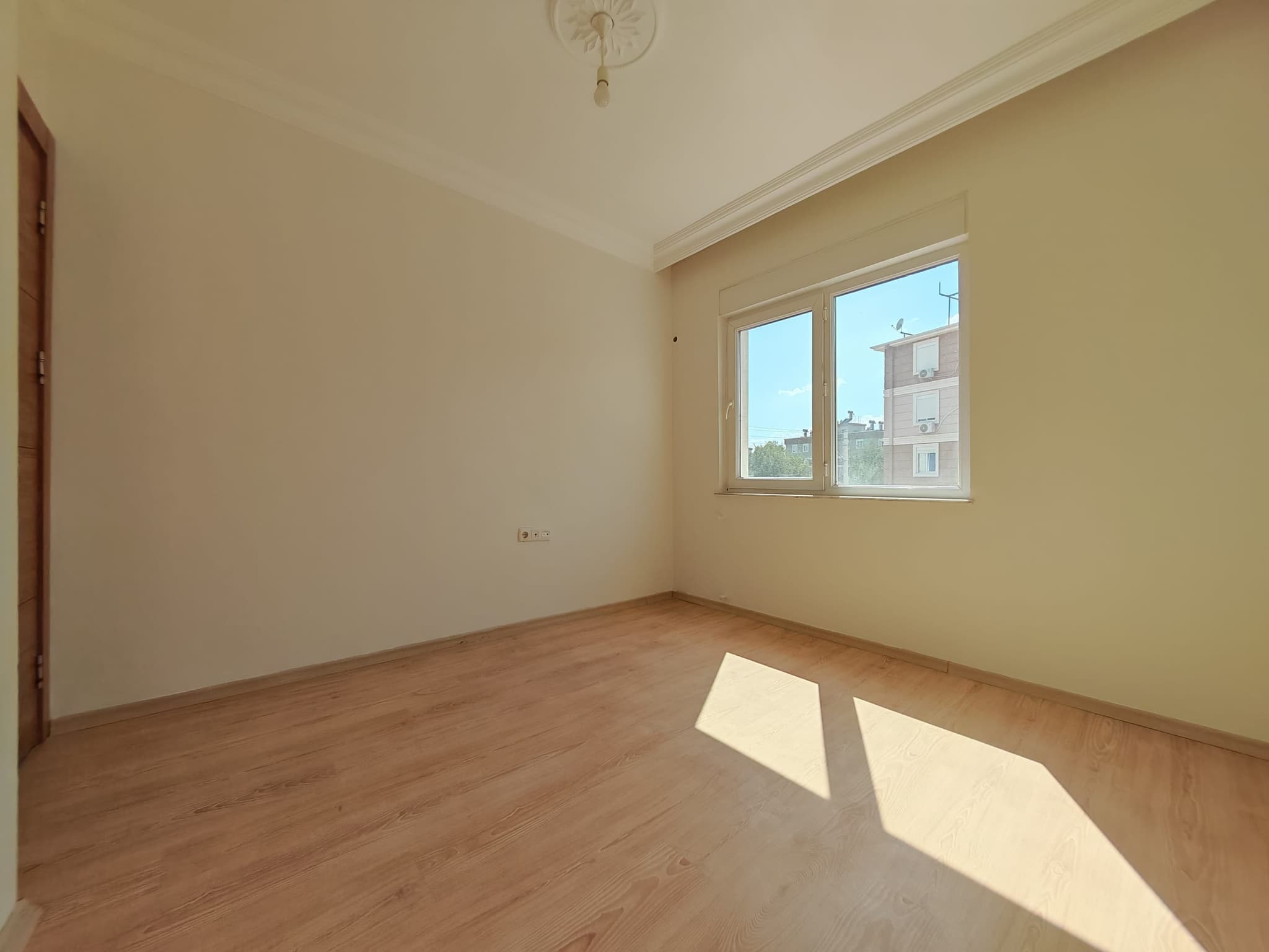 SÜTÇÜLER'DE TRAMVAYA YAKIN EMİN EVİME UYGUN KATTA AYRI MUTFAK 2+1
