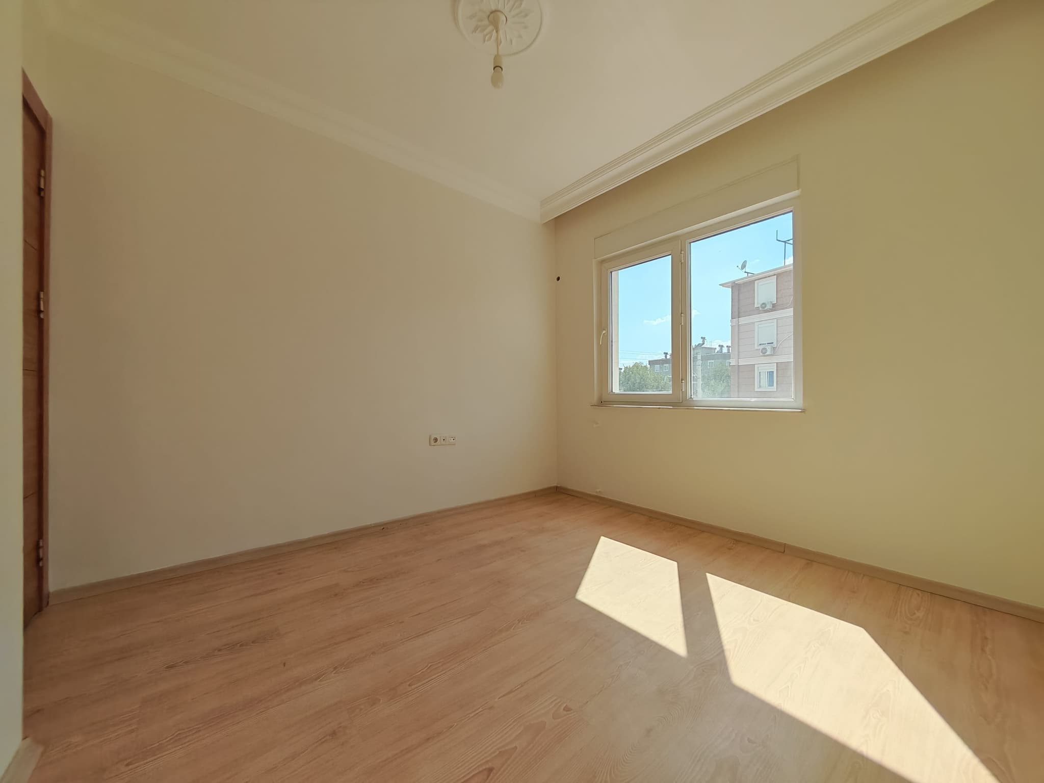 SÜTÇÜLER'DE TRAMVAYA YAKIN EMİN EVİME UYGUN KATTA AYRI MUTFAK 2+1