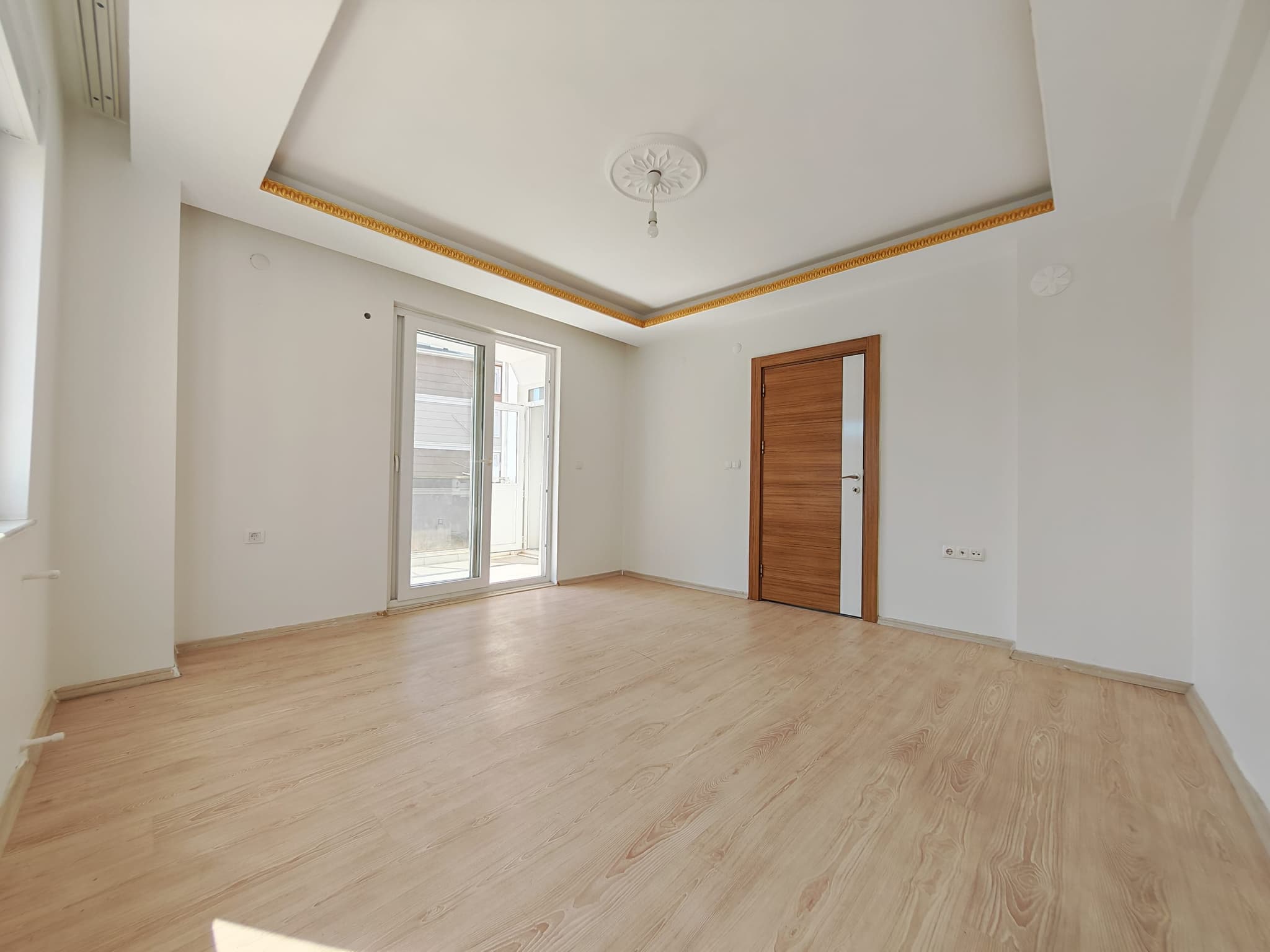 SÜTÇÜLER'DE TRAMVAYA YAKIN EMİN EVİME UYGUN KATTA AYRI MUTFAK 2+1