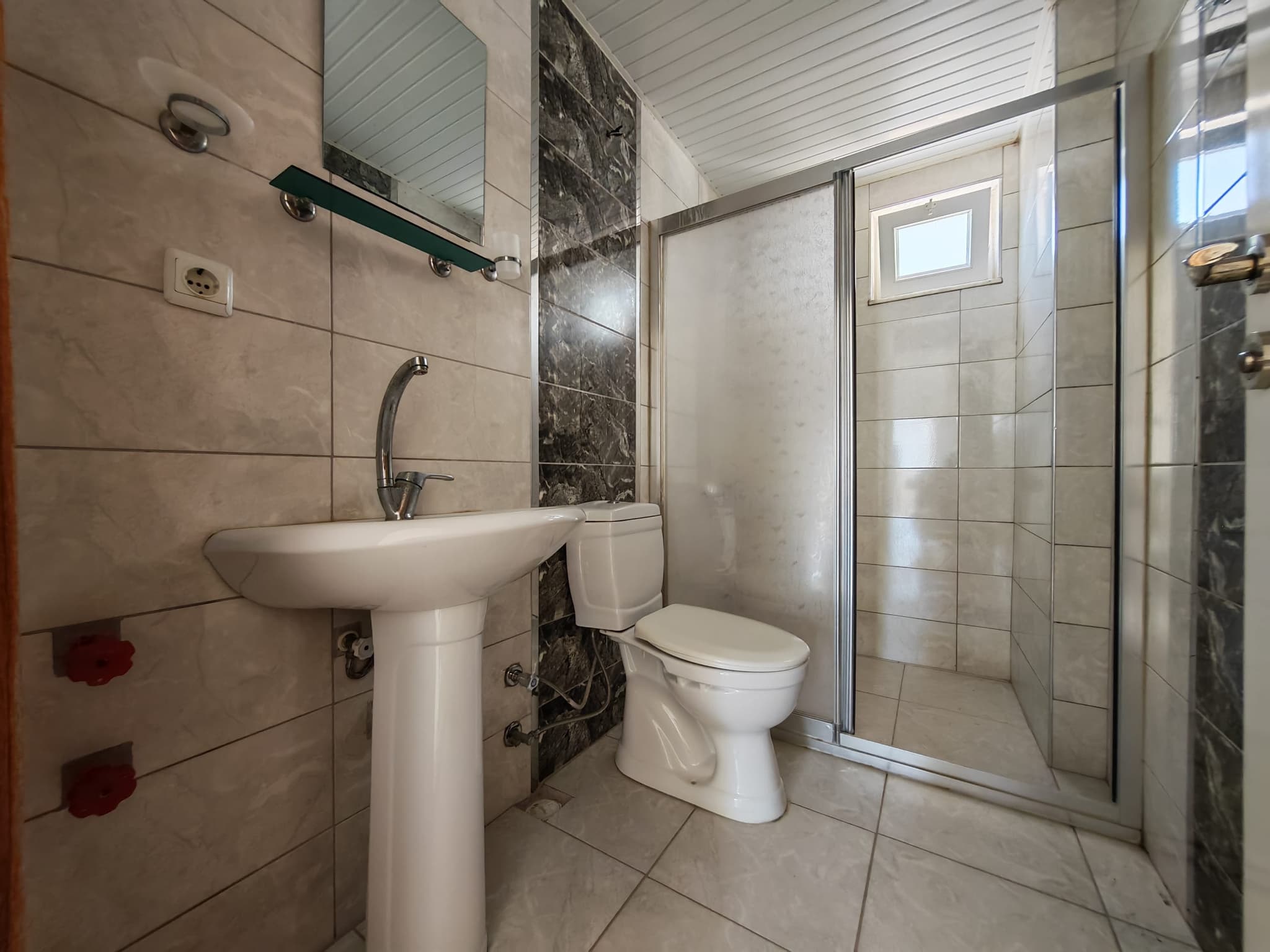 SÜTÇÜLER'DE TRAMVAYA YAKIN EMİN EVİME UYGUN KATTA AYRI MUTFAK 2+1