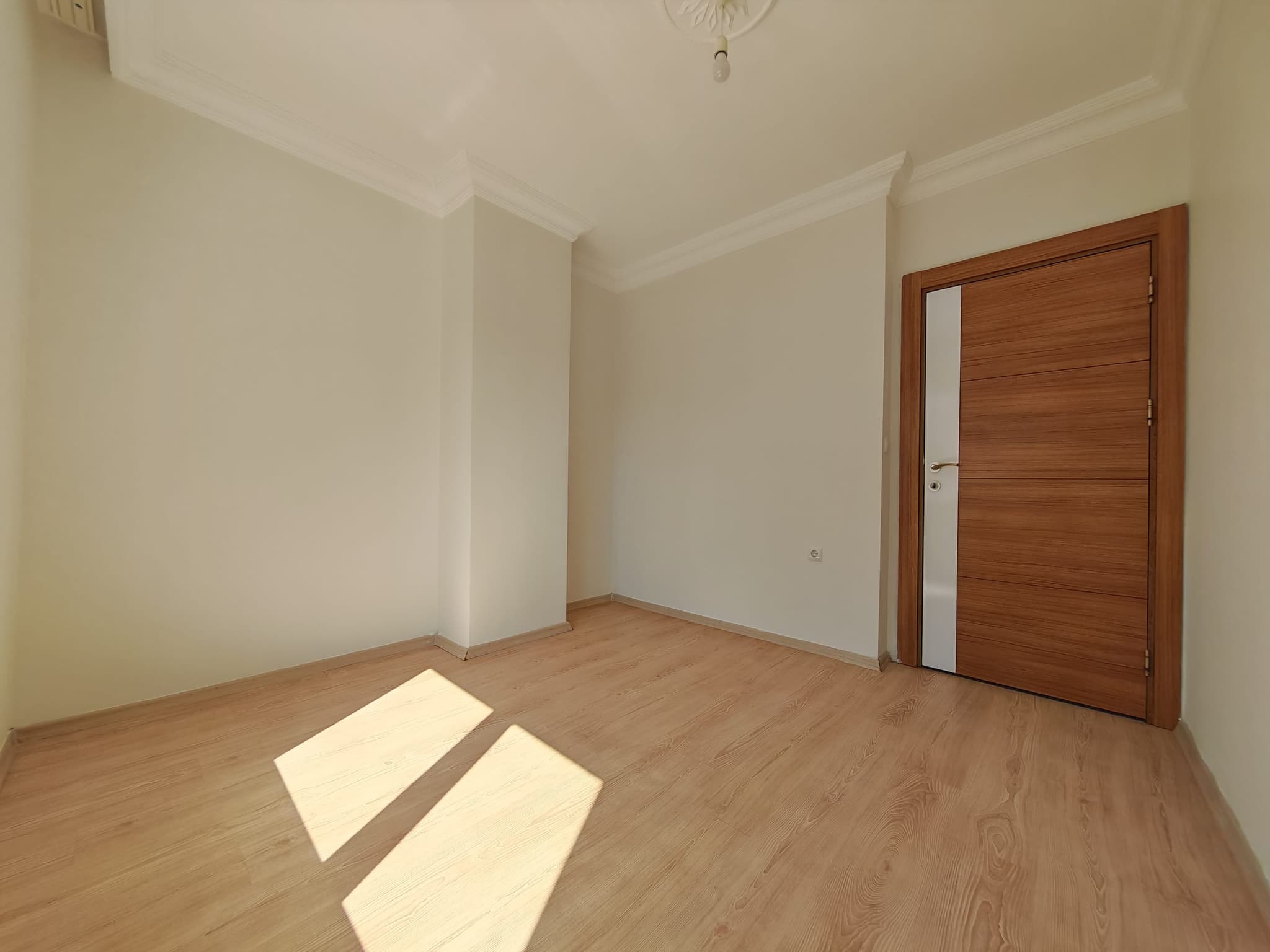 SÜTÇÜLER'DE TRAMVAYA YAKIN EMİN EVİME UYGUN KATTA AYRI MUTFAK 2+1
