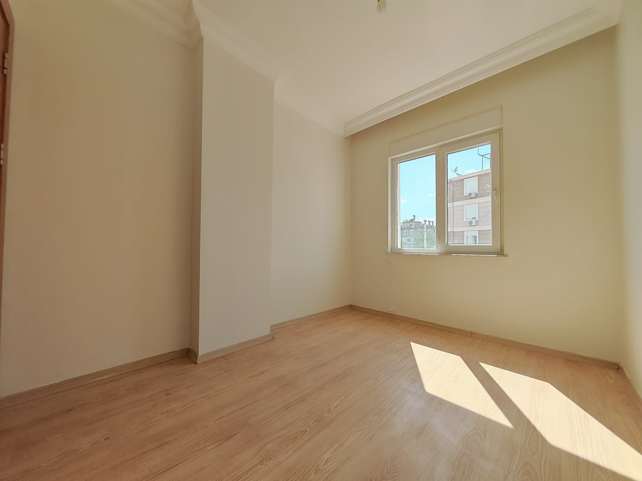 SÜTÇÜLER'DE TRAMVAYA YAKIN EMİN EVİME UYGUN KATTA AYRI MUTFAK 2+1
