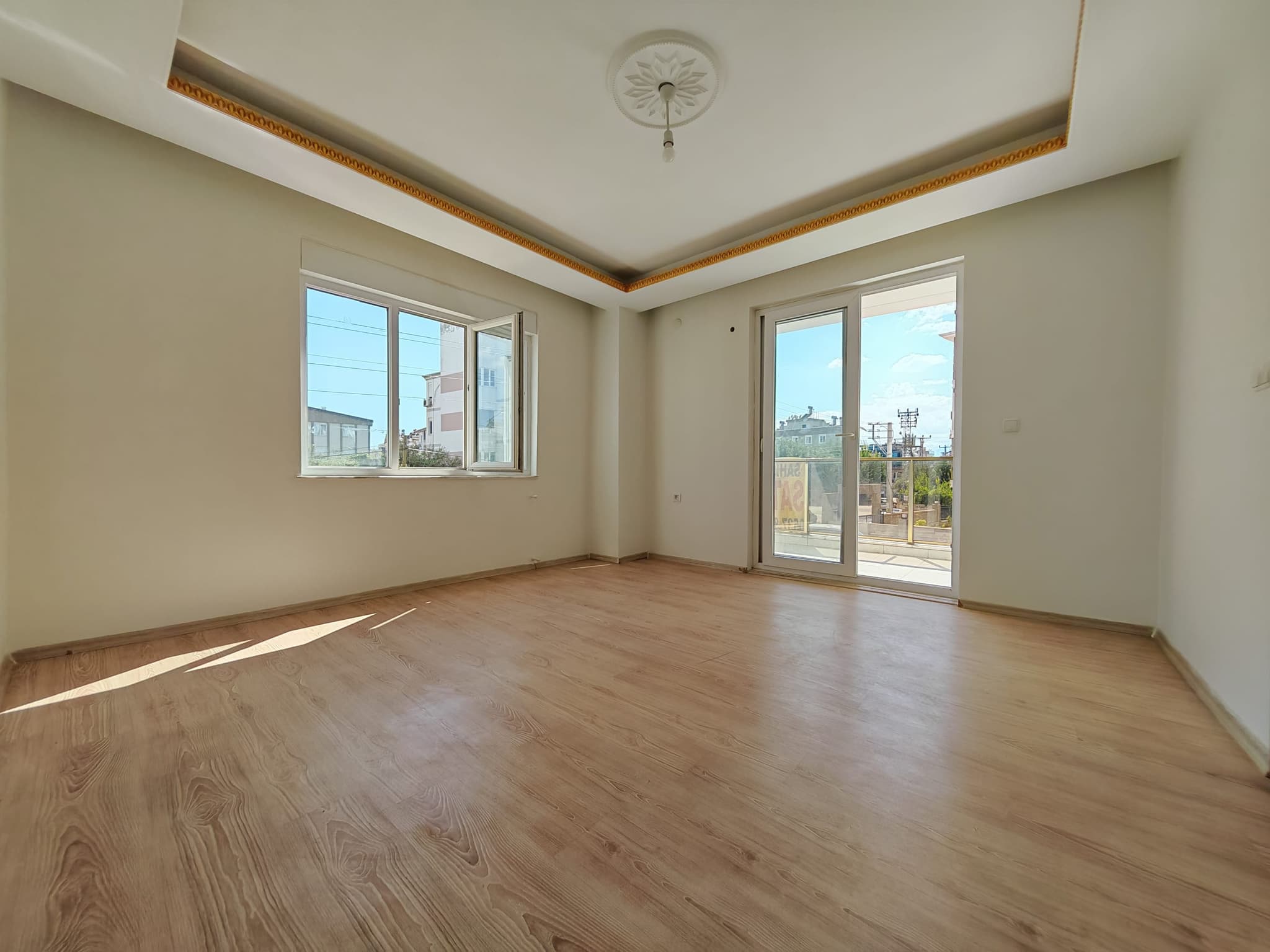SÜTÇÜLER'DE TRAMVAYA YAKIN EMİN EVİME UYGUN KATTA AYRI MUTFAK 2+1