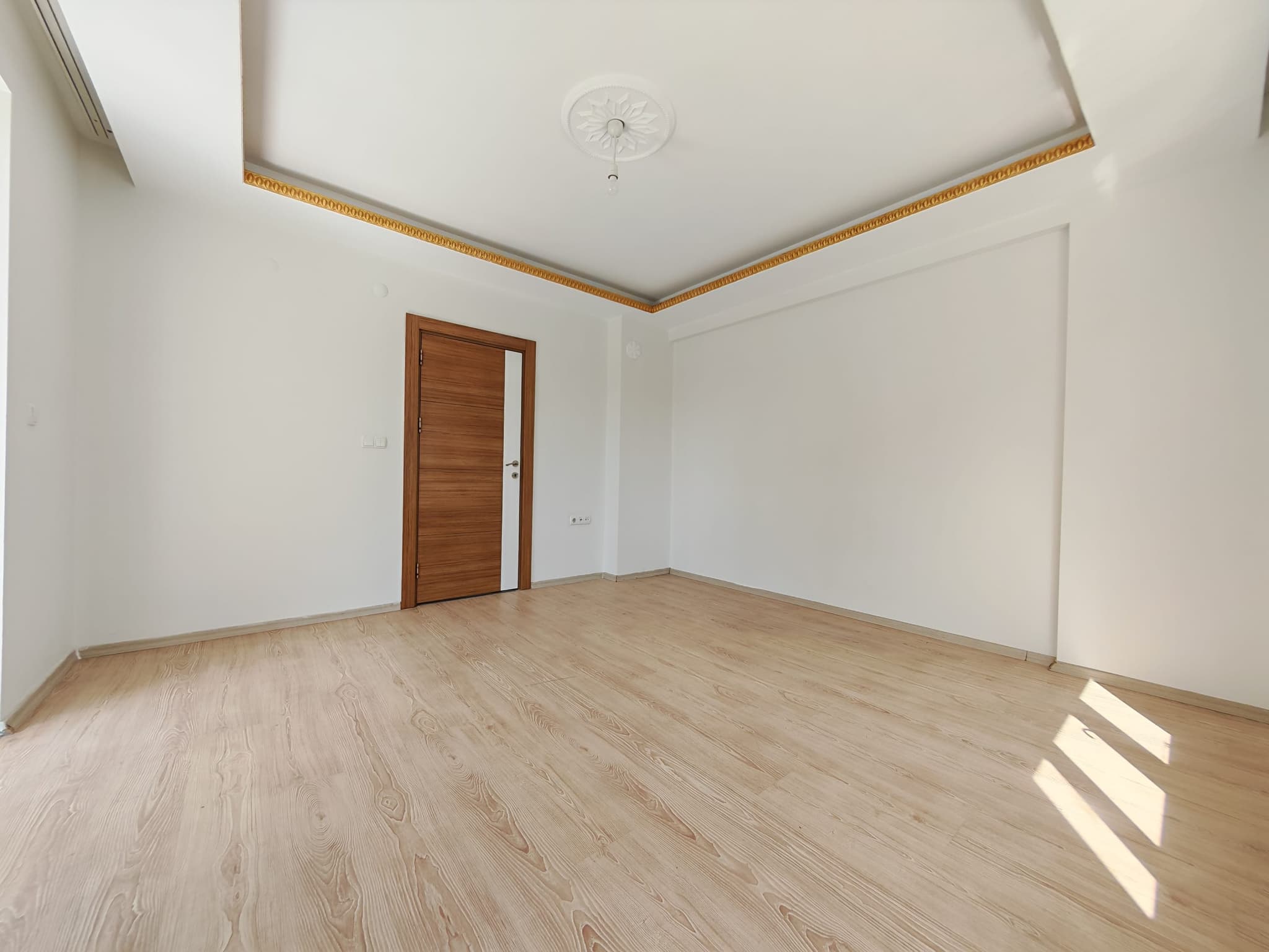 SÜTÇÜLER'DE TRAMVAYA YAKIN EMİN EVİME UYGUN KATTA AYRI MUTFAK 2+1