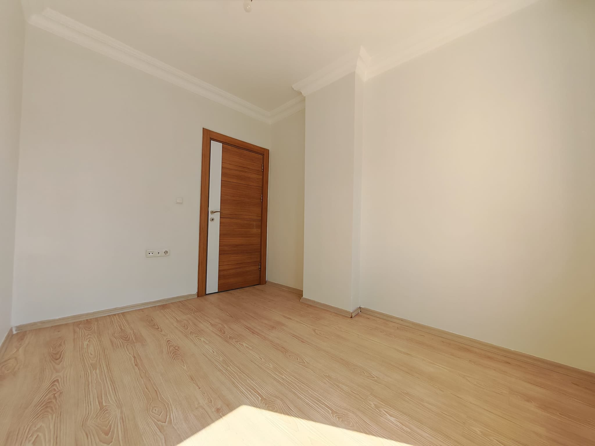 SÜTÇÜLER'DE TRAMVAYA YAKIN EMİN EVİME UYGUN KATTA AYRI MUTFAK 2+1