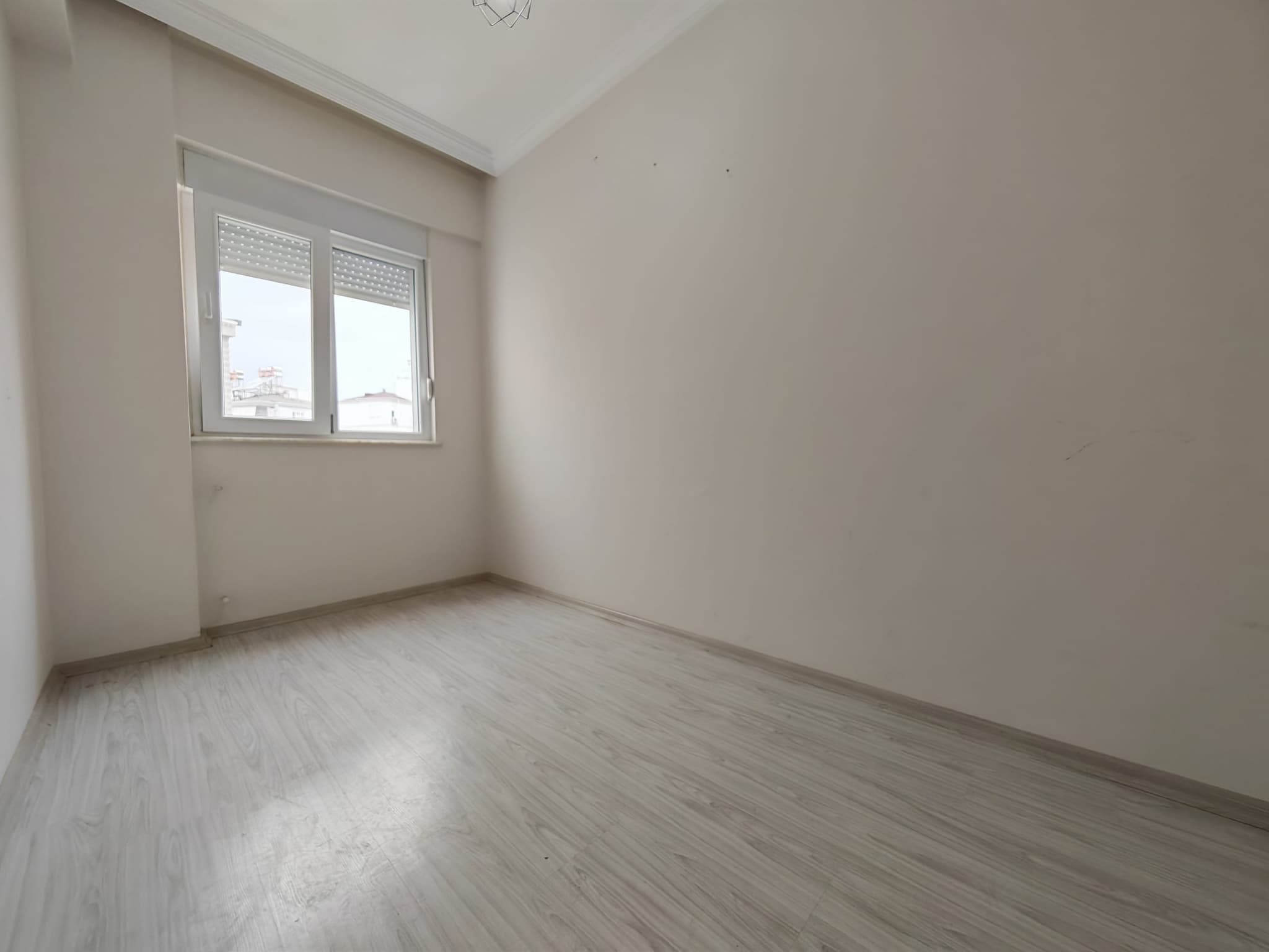 SÜTÇÜLER'DE TRAMVAYA KENT MEYDANINA YAKIN KATTA AYRI MUTFAK WC 2+1
