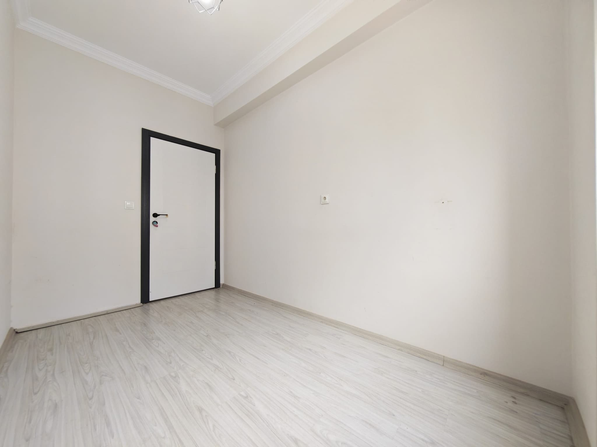 SÜTÇÜLER'DE TRAMVAYA KENT MEYDANINA YAKIN KATTA AYRI MUTFAK WC 2+1