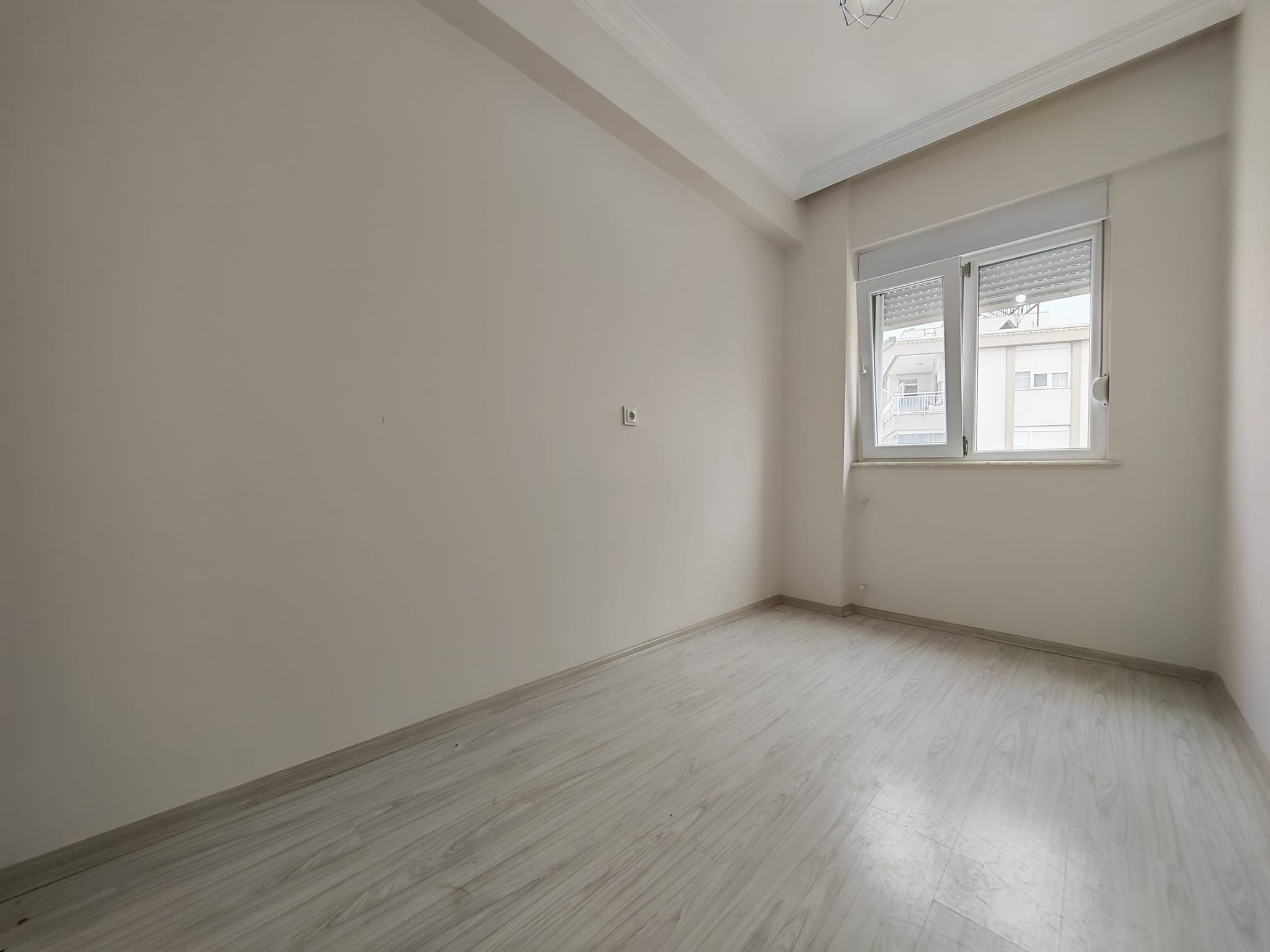 SÜTÇÜLER'DE TRAMVAYA KENT MEYDANINA YAKIN KATTA AYRI MUTFAK WC 2+1