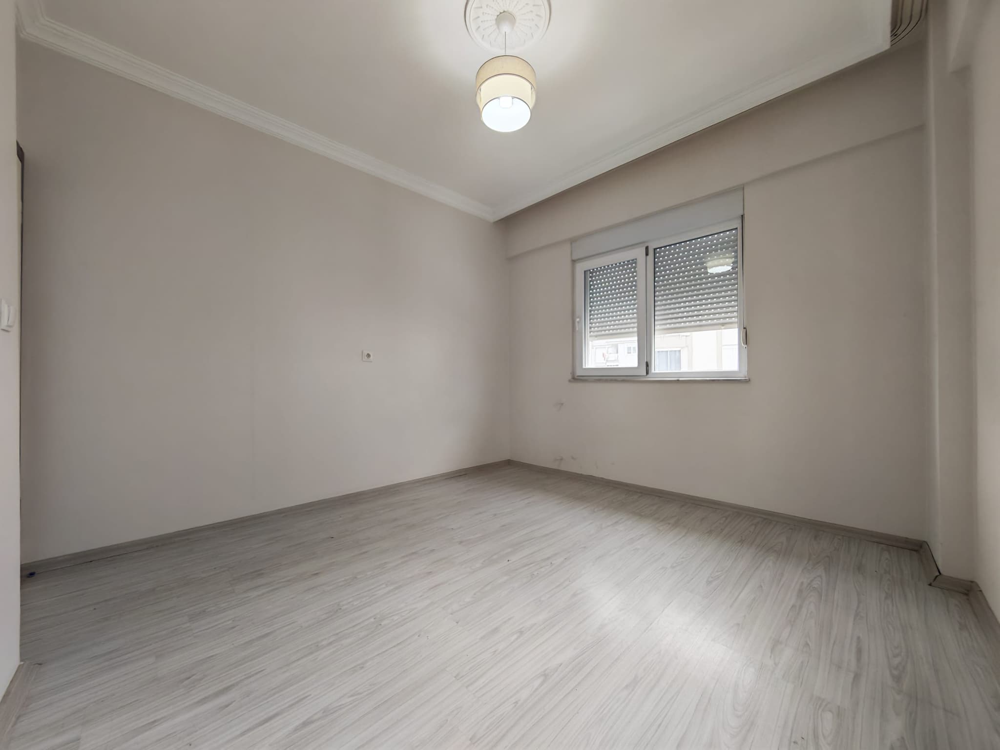 SÜTÇÜLER'DE TRAMVAYA KENT MEYDANINA YAKIN KATTA AYRI MUTFAK WC 2+1