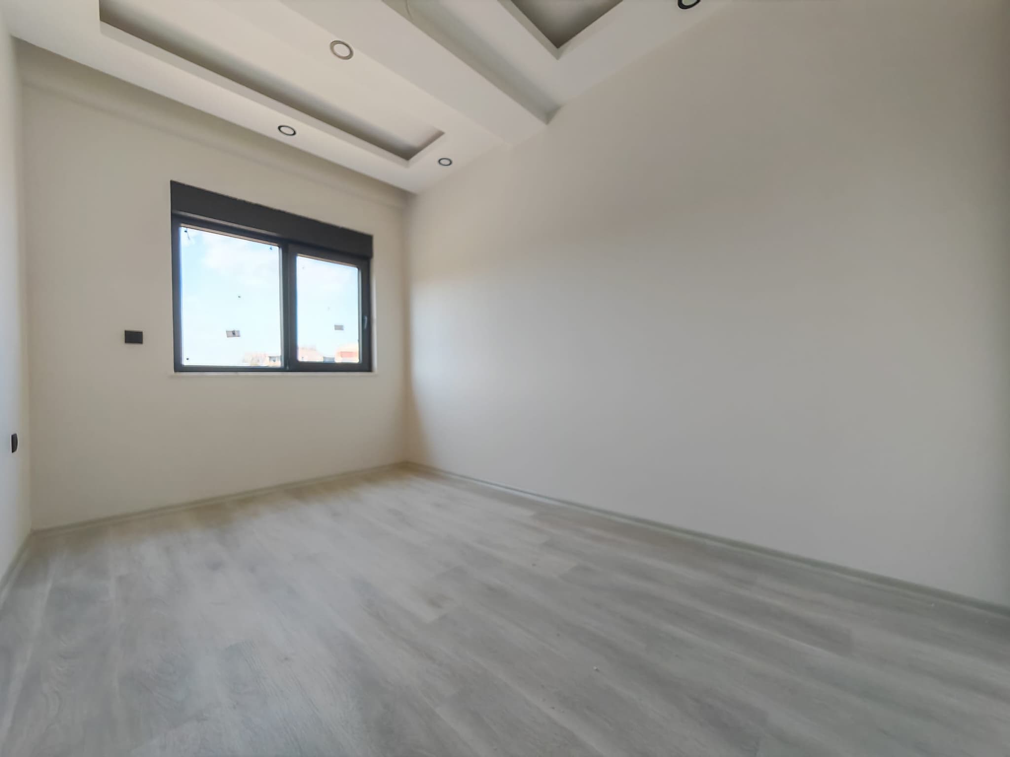 BAHÇEYAKA DA MERKEZİ KONUMDA LÜKS GENİŞ 2+1 SATILIK DAİRE
