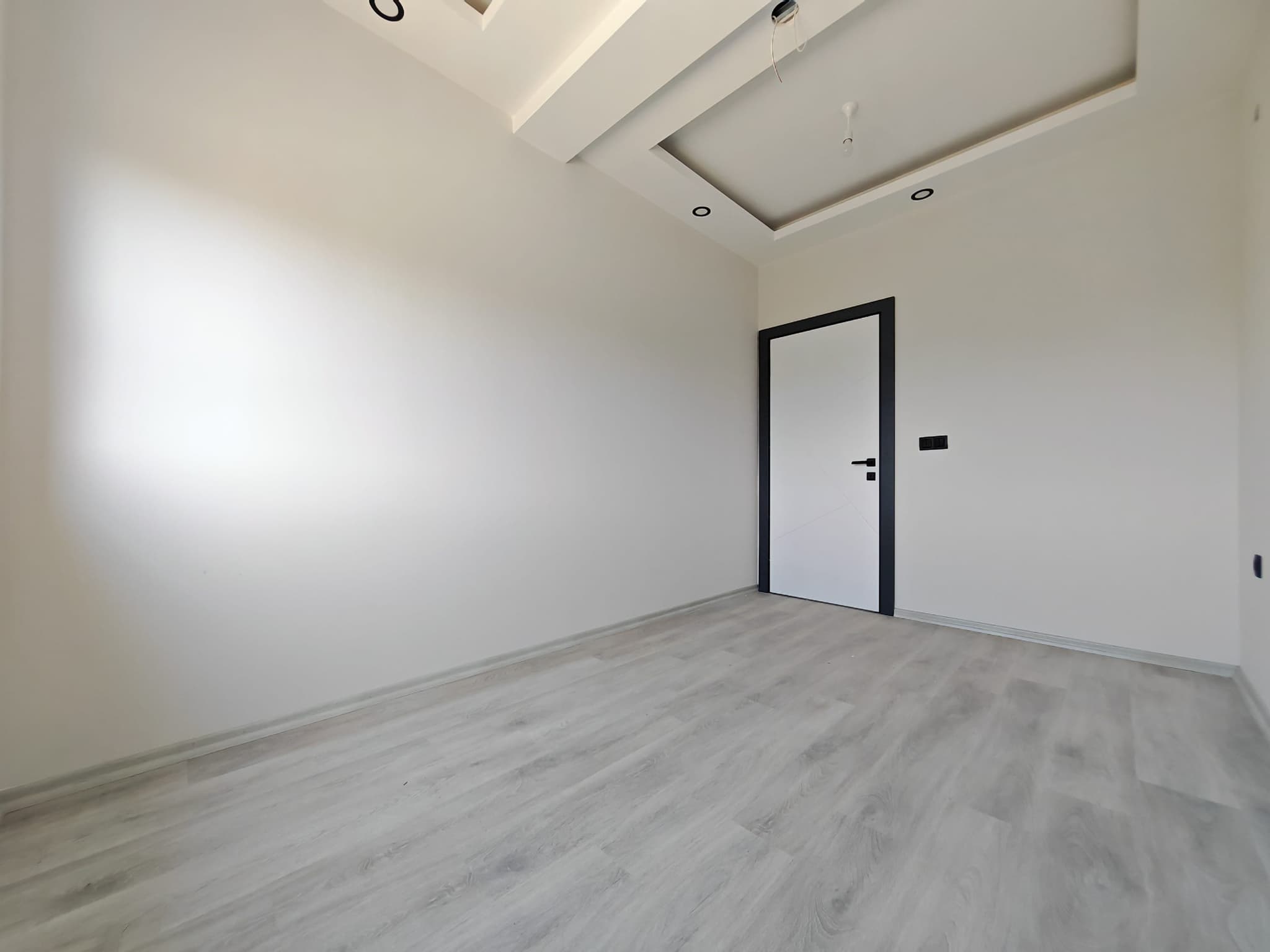 BAHÇEYAKA DA MERKEZİ KONUMDA LÜKS GENİŞ 2+1 SATILIK DAİRE