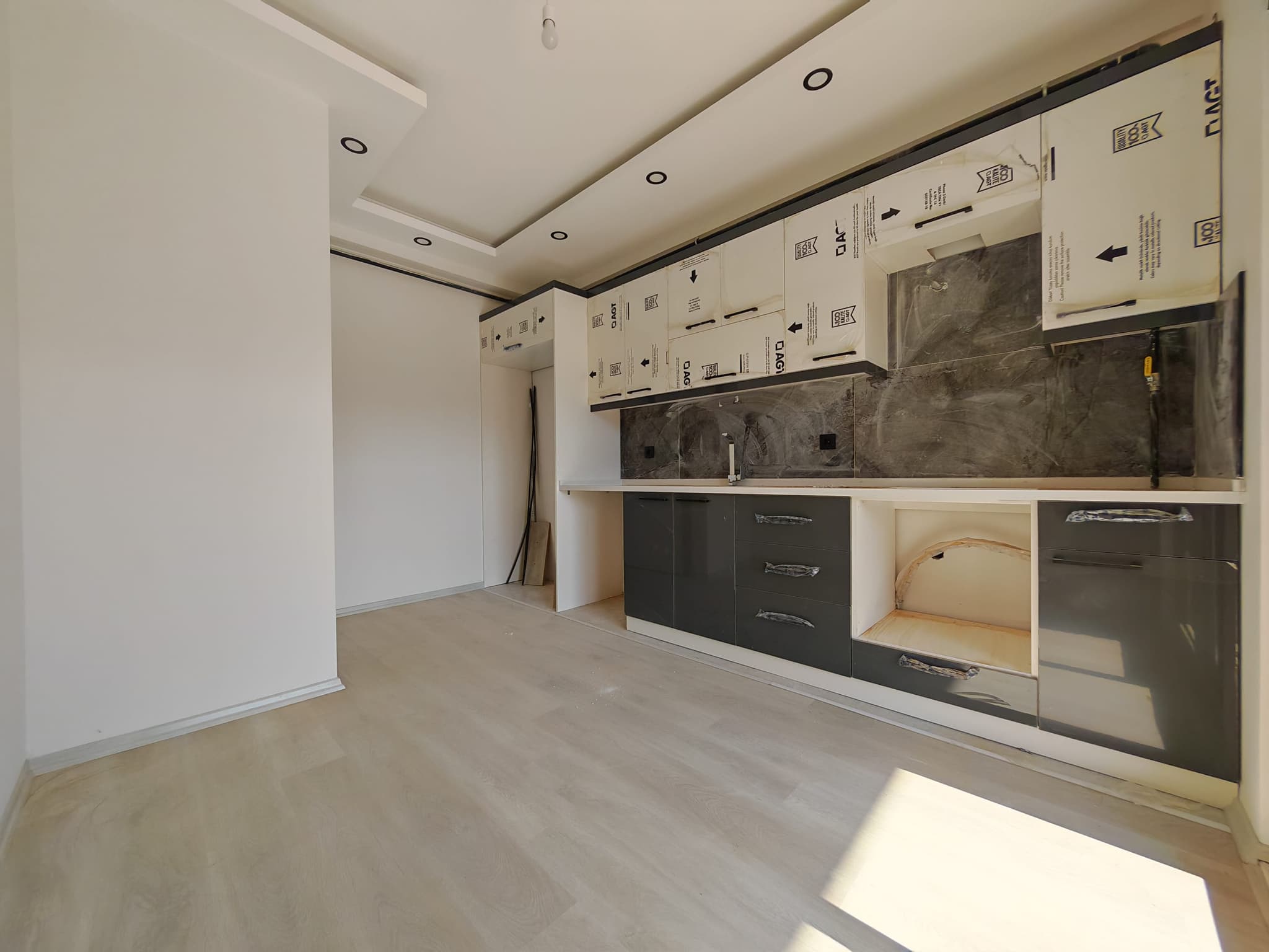 BAHÇEYAKA DA MERKEZİ KONUMDA LÜKS GENİŞ 2+1 SATILIK DAİRE