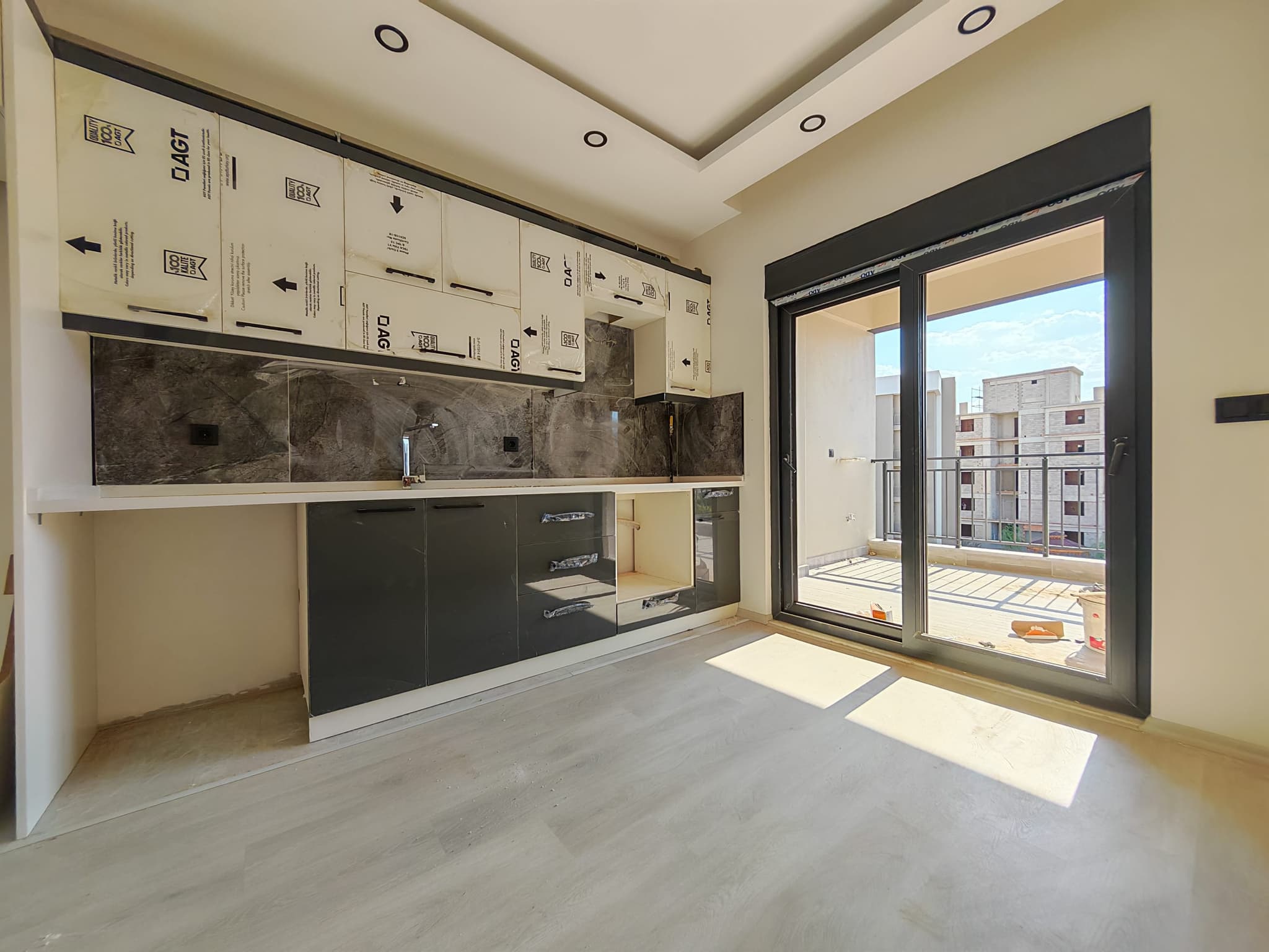 BAHÇEYAKA DA MERKEZİ KONUMDA LÜKS GENİŞ 2+1 SATILIK DAİRE