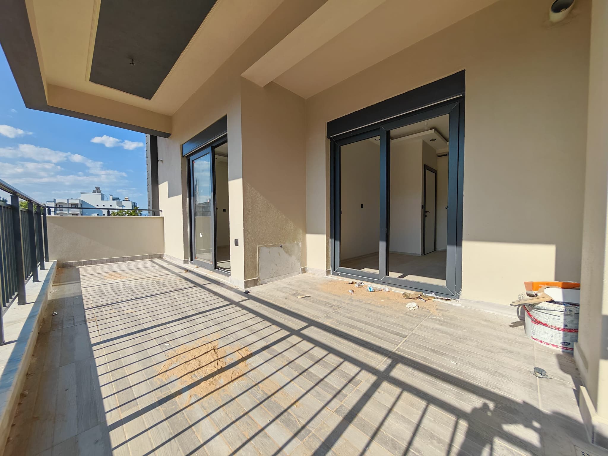 BAHÇEYAKA DA MERKEZİ KONUMDA LÜKS GENİŞ 2+1 SATILIK DAİRE
