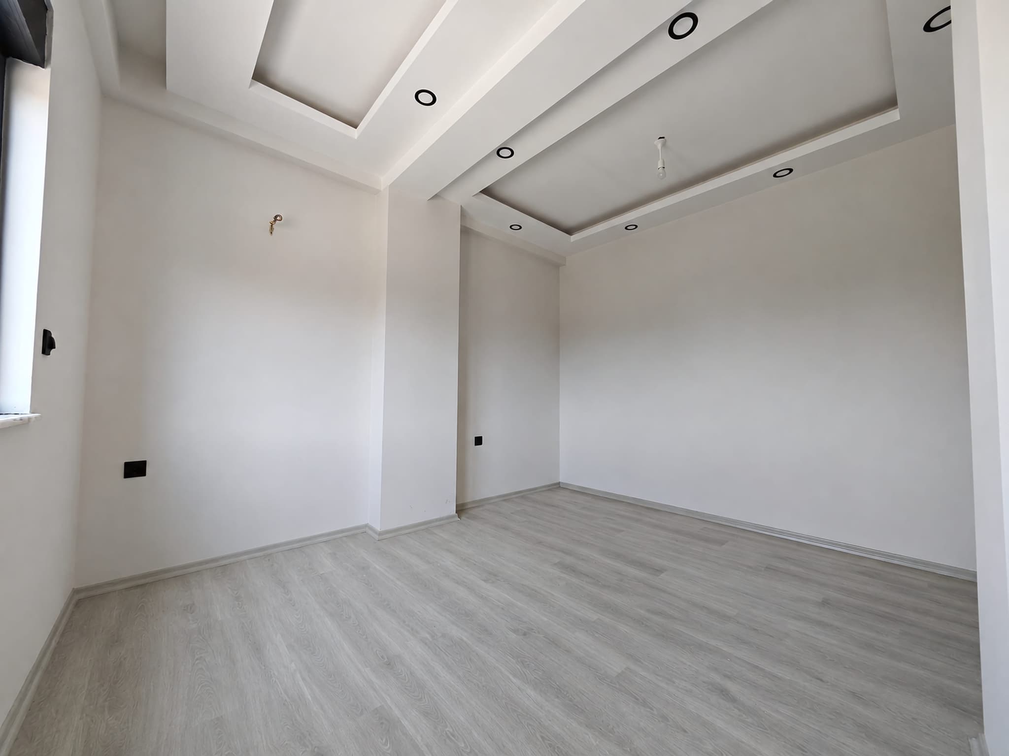 BAHÇEYAKA DA MERKEZİ KONUMDA LÜKS GENİŞ 2+1 SATILIK DAİRE