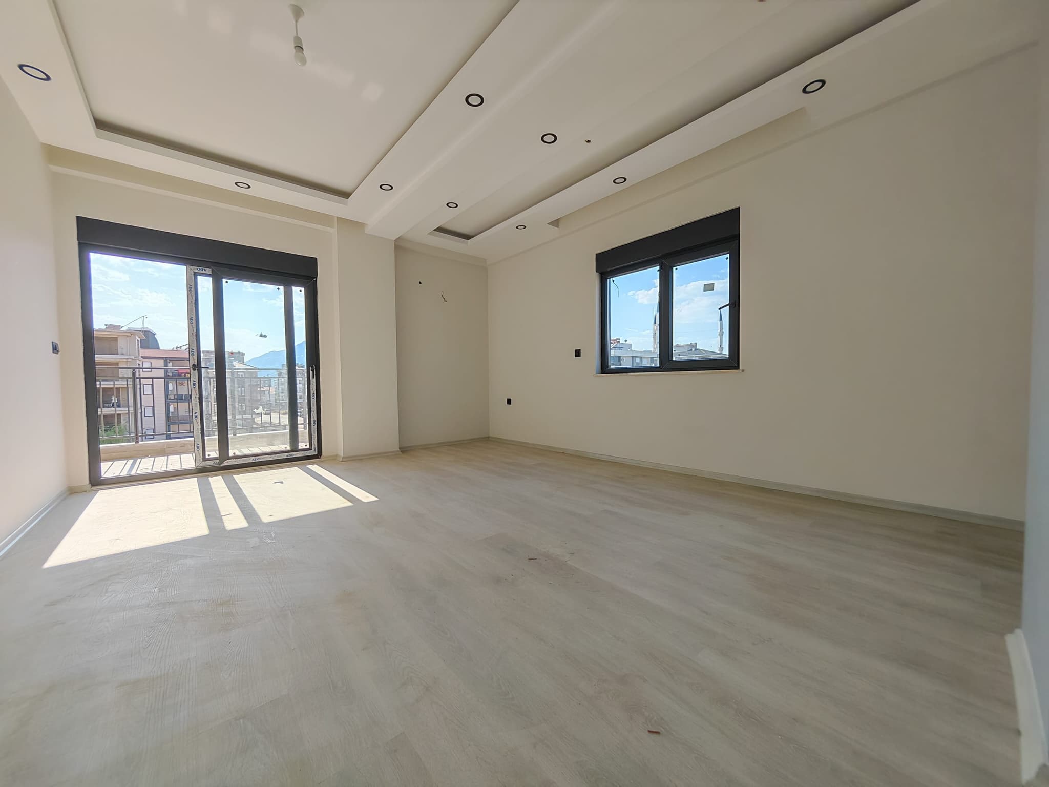 BAHÇEYAKA DA MERKEZİ KONUMDA LÜKS GENİŞ 2+1 SATILIK DAİRE