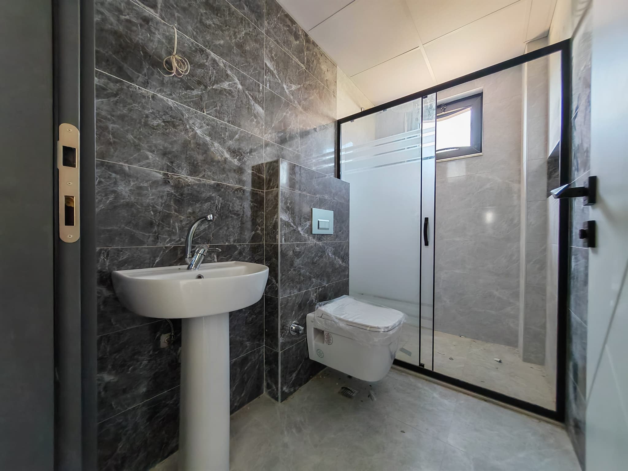BAHÇEYAKA DA MERKEZİ KONUMDA LÜKS GENİŞ 2+1 SATILIK DAİRE