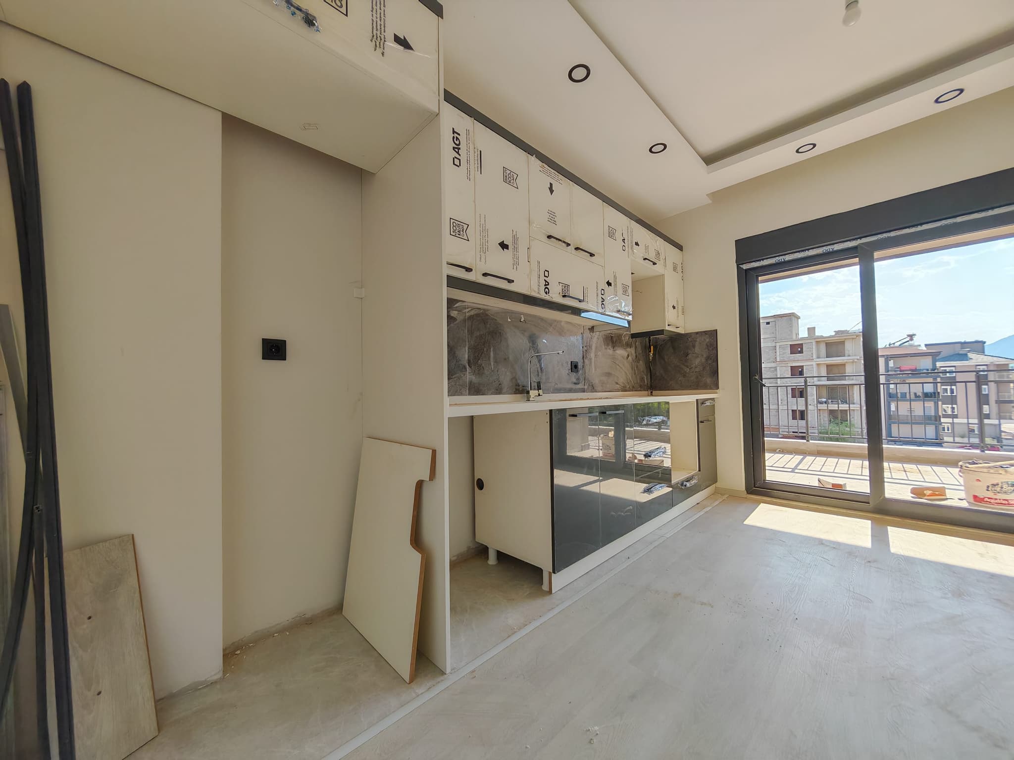 BAHÇEYAKA DA MERKEZİ KONUMDA LÜKS GENİŞ 2+1 SATILIK DAİRE