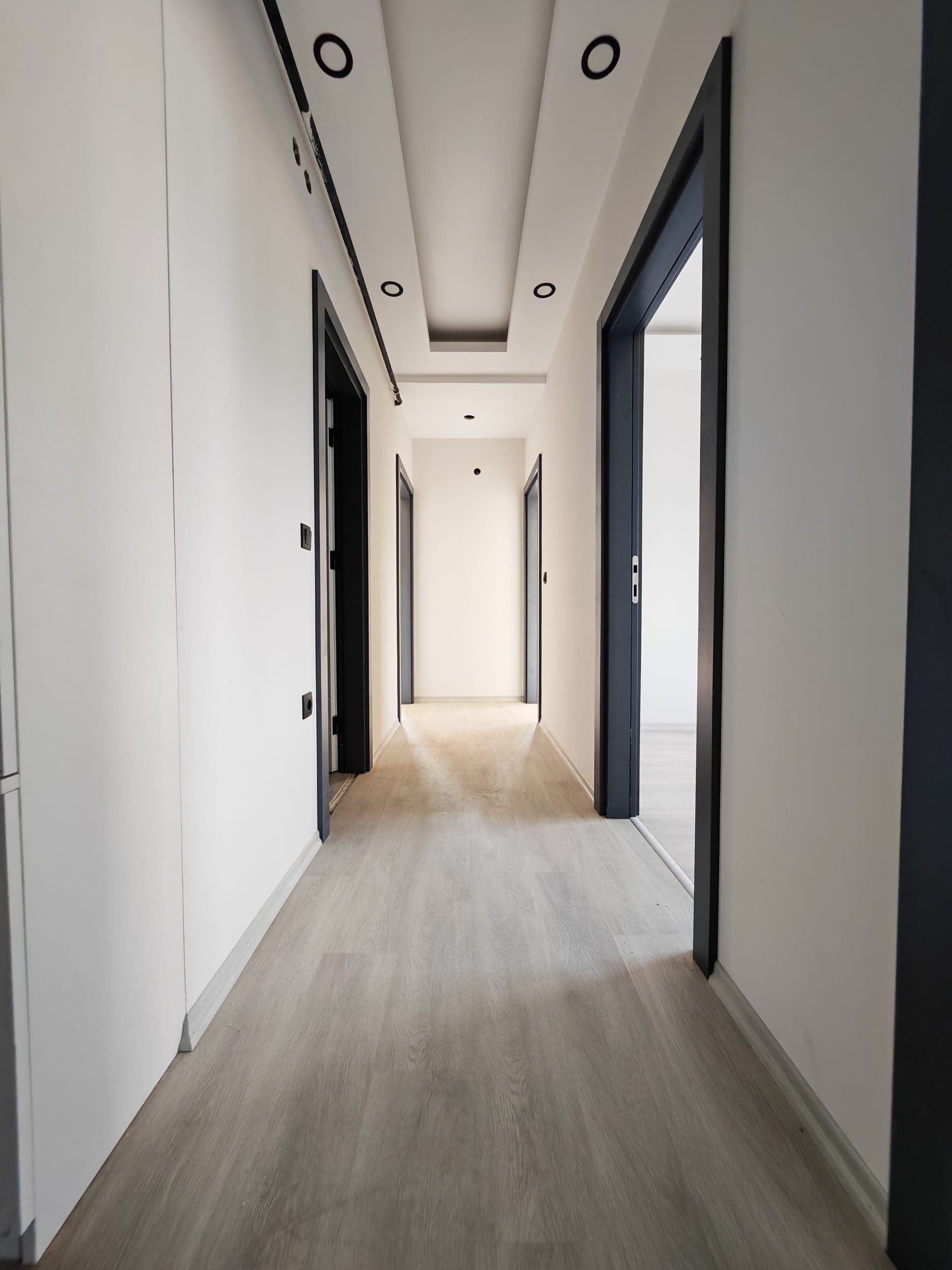 BAHÇEYAKA DA MERKEZİ KONUMDA LÜKS GENİŞ 2+1 SATILIK DAİRE