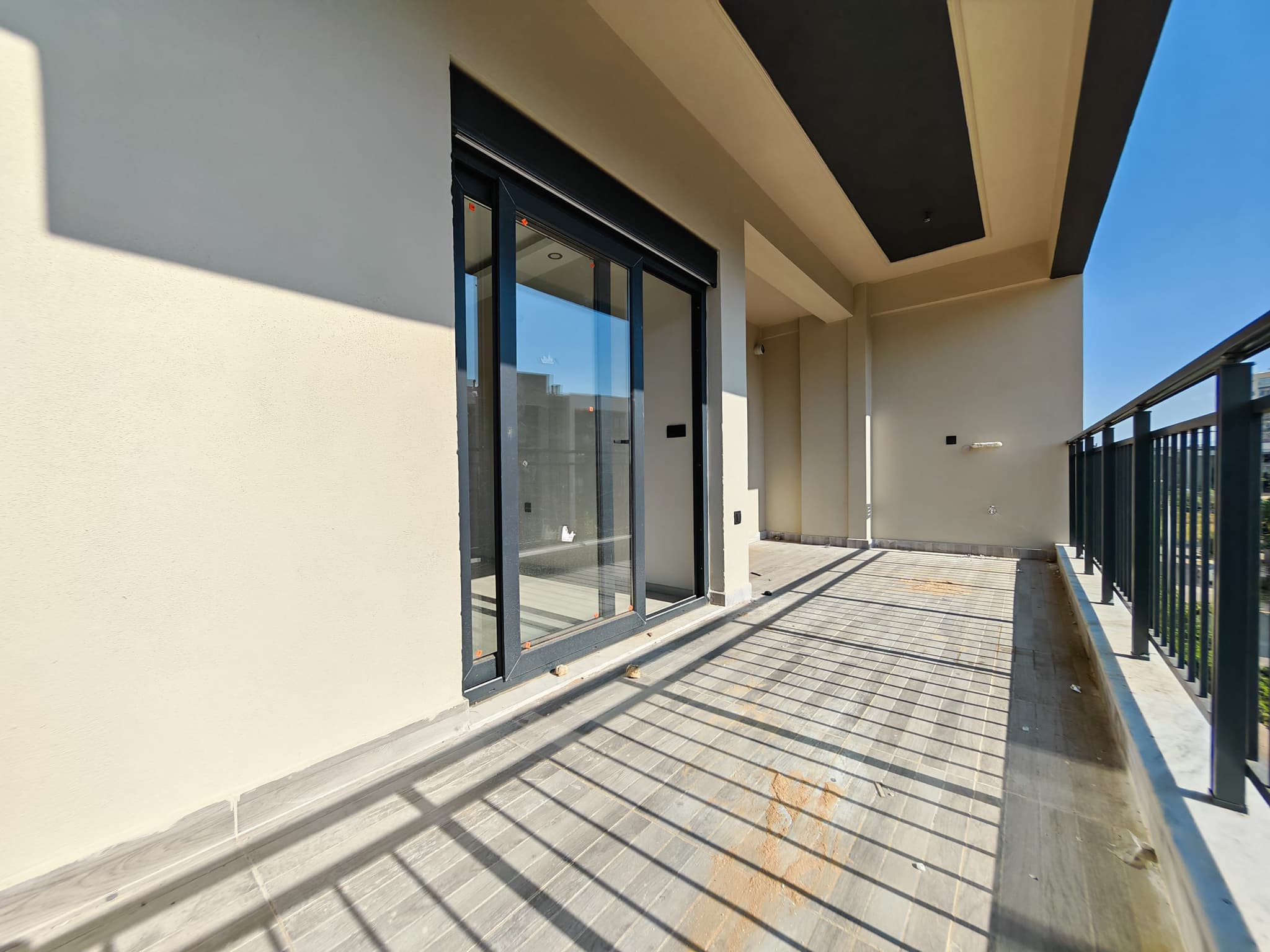 BAHÇEYAKA DA MERKEZİ KONUMDA LÜKS GENİŞ 2+1 SATILIK DAİRE